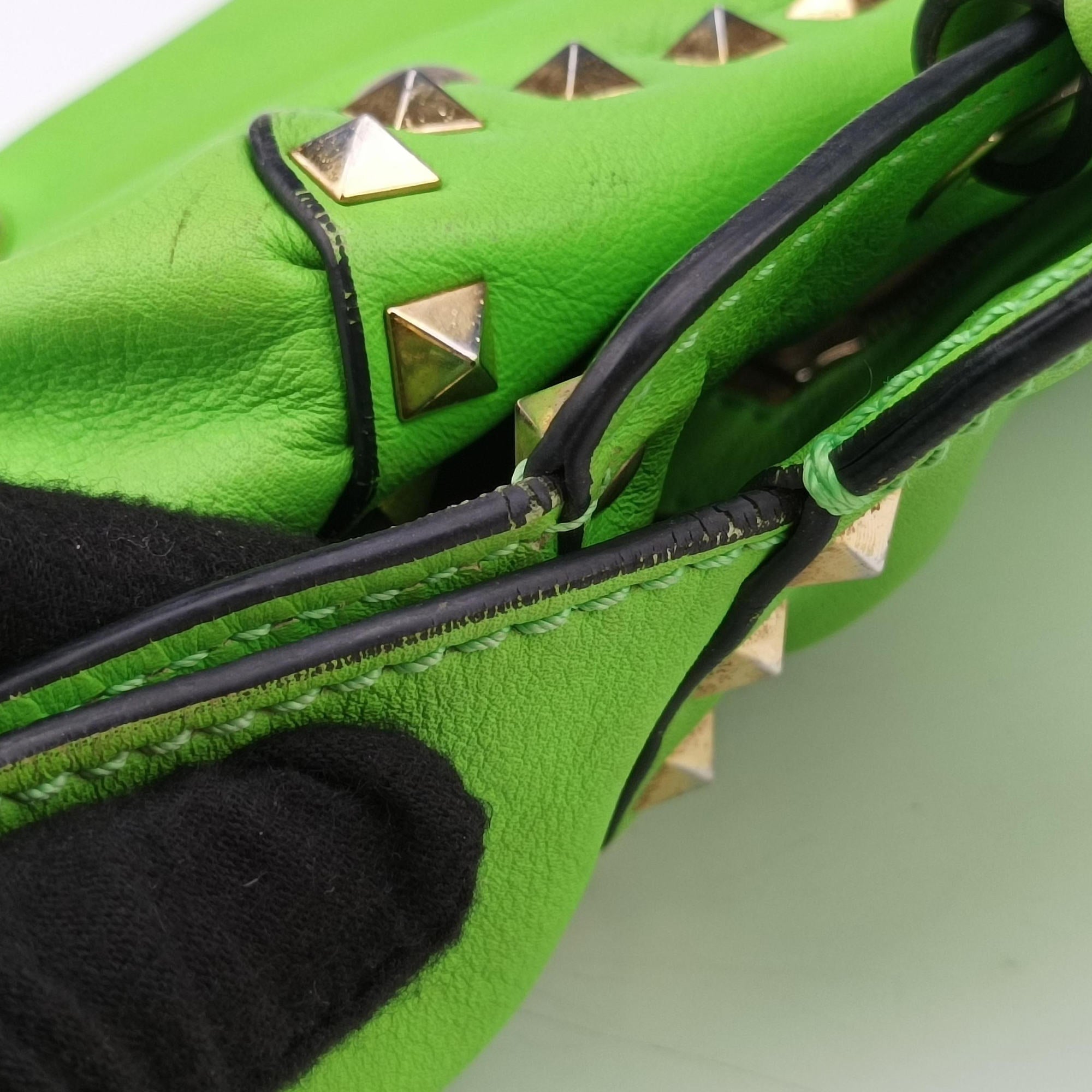 Pre-owned Valentino Rockstud Green Leather  shoulderbag | stylenewstar