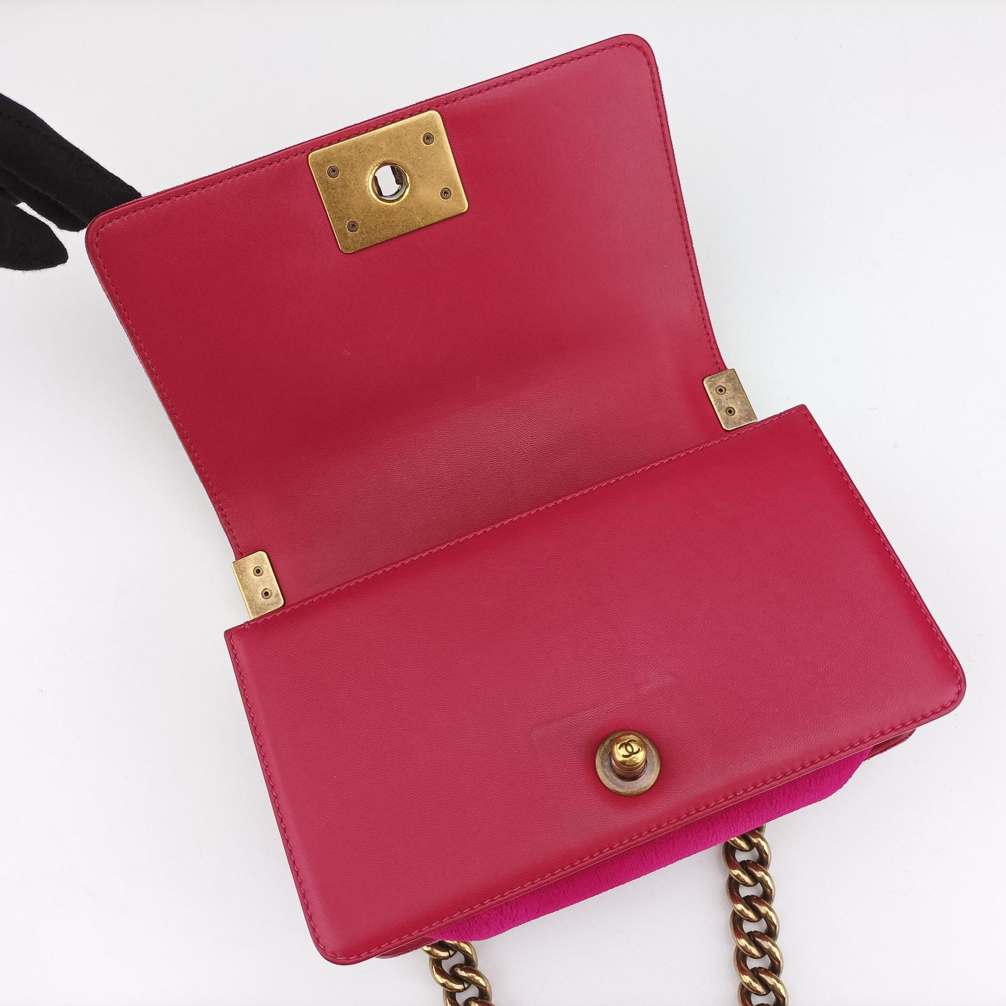 Pre-owned Chanel BOY CHANEL Pink velour A67085 shoulderbag | stylenewstar