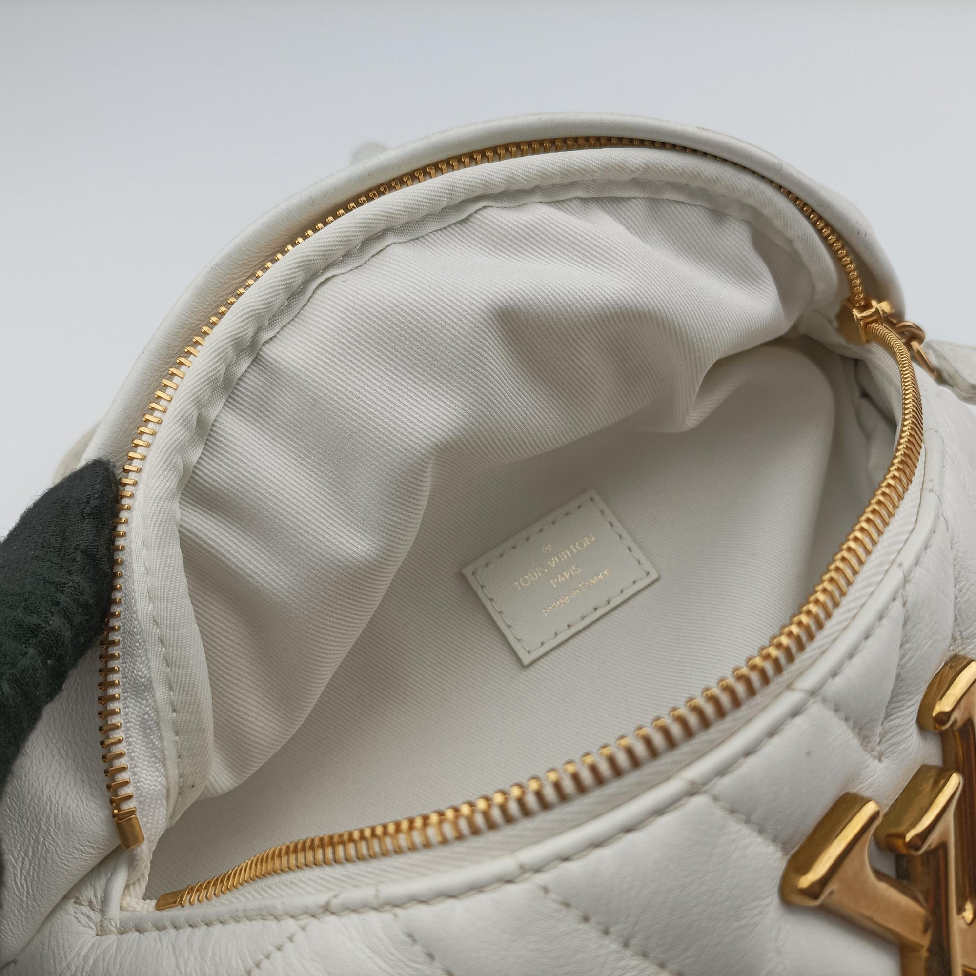 Pre-owned Louis Vuitton New Wave SNOW Leather M53861 bum bag/waist bag | stylenewstar