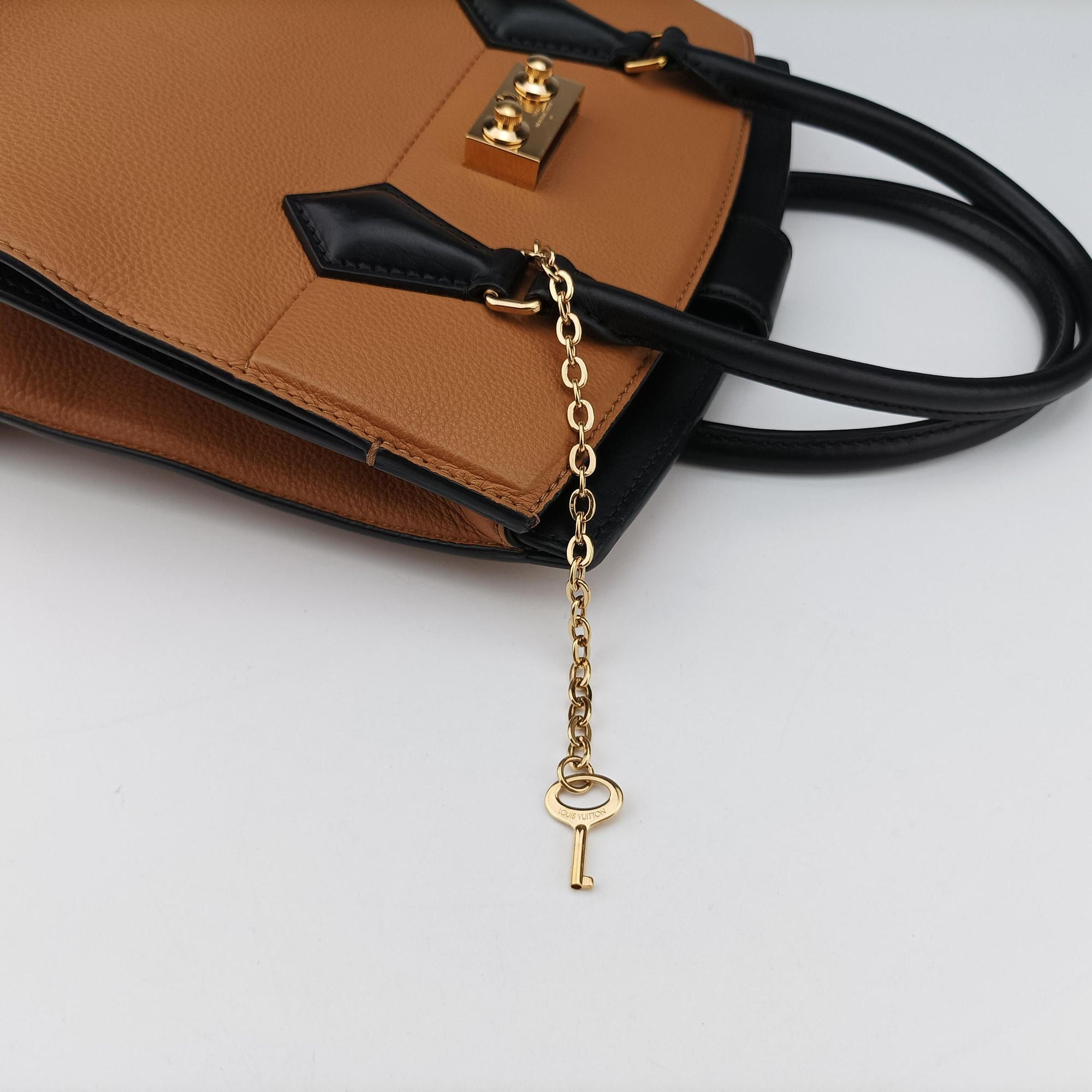 Pre-owned Louis Vuitton Studs Bicolor Beige×Black Leather M51654 shoulderbag | stylenewstar