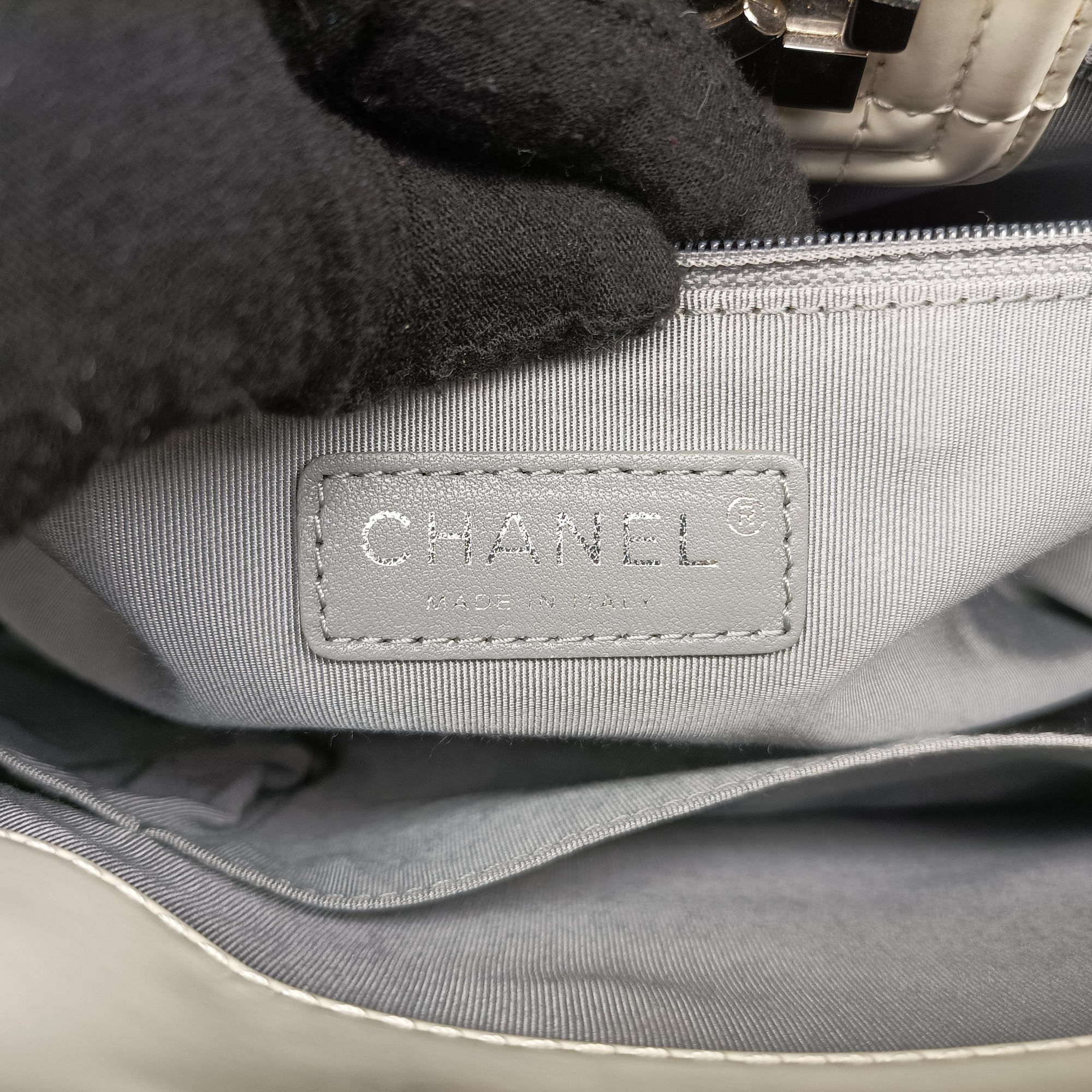 Pre-owned Chanel Boy Chanel White Leather A67019 shoulderbag | stylenewstar