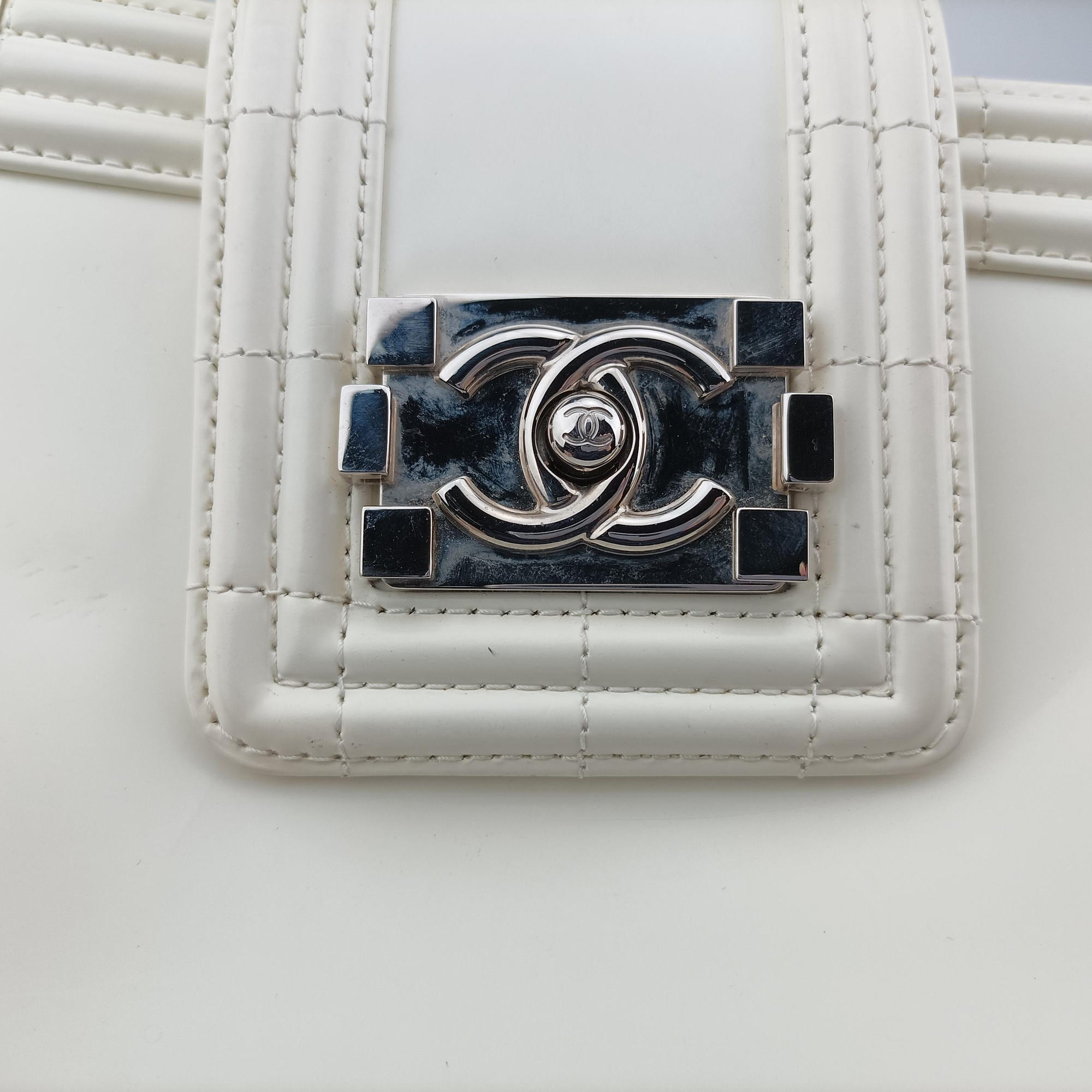 Pre-owned Chanel Boy Chanel White Leather A67019 shoulderbag | stylenewstar