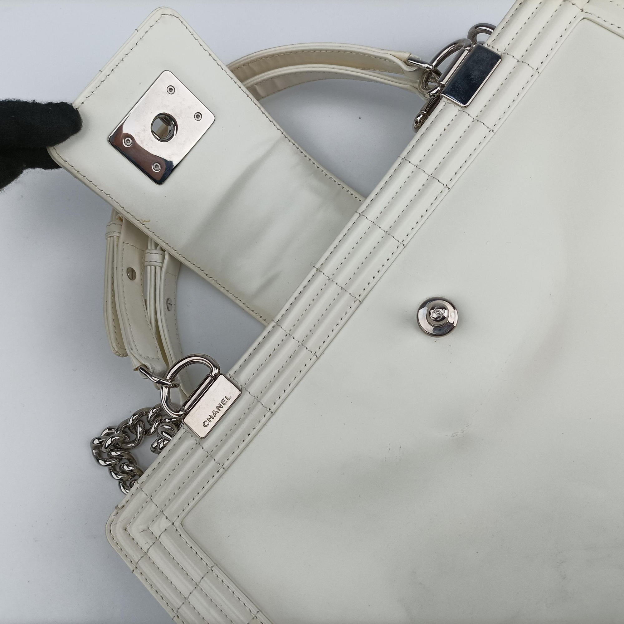Pre-owned Chanel Boy Chanel White Leather A67019 shoulderbag | stylenewstar