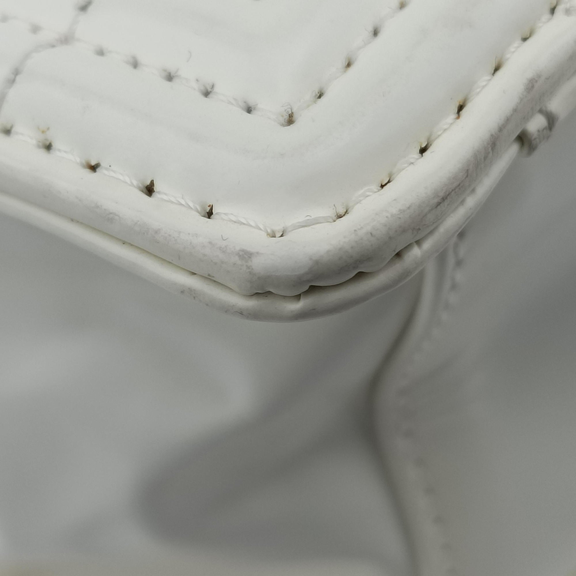 Pre-owned Chanel Boy Chanel White Leather A67019 shoulderbag | stylenewstar