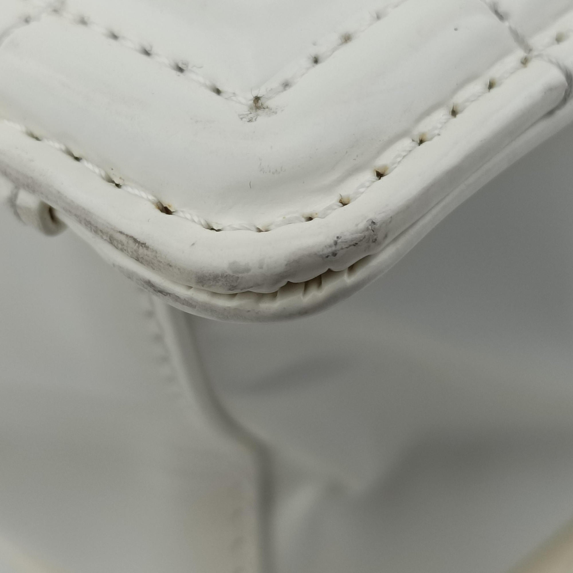 Pre-owned Chanel Boy Chanel White Leather A67019 shoulderbag | stylenewstar