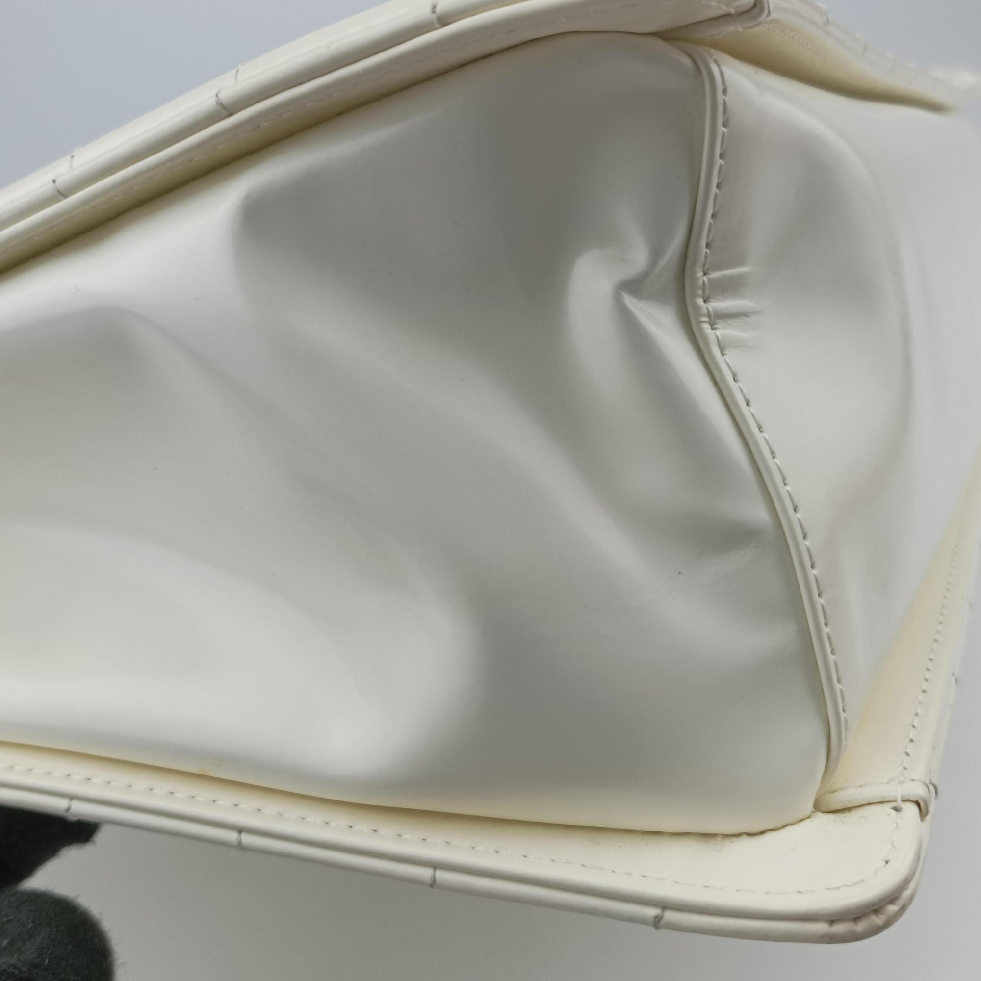 Pre-owned Chanel Boy Chanel White Leather A67019 shoulderbag | stylenewstar