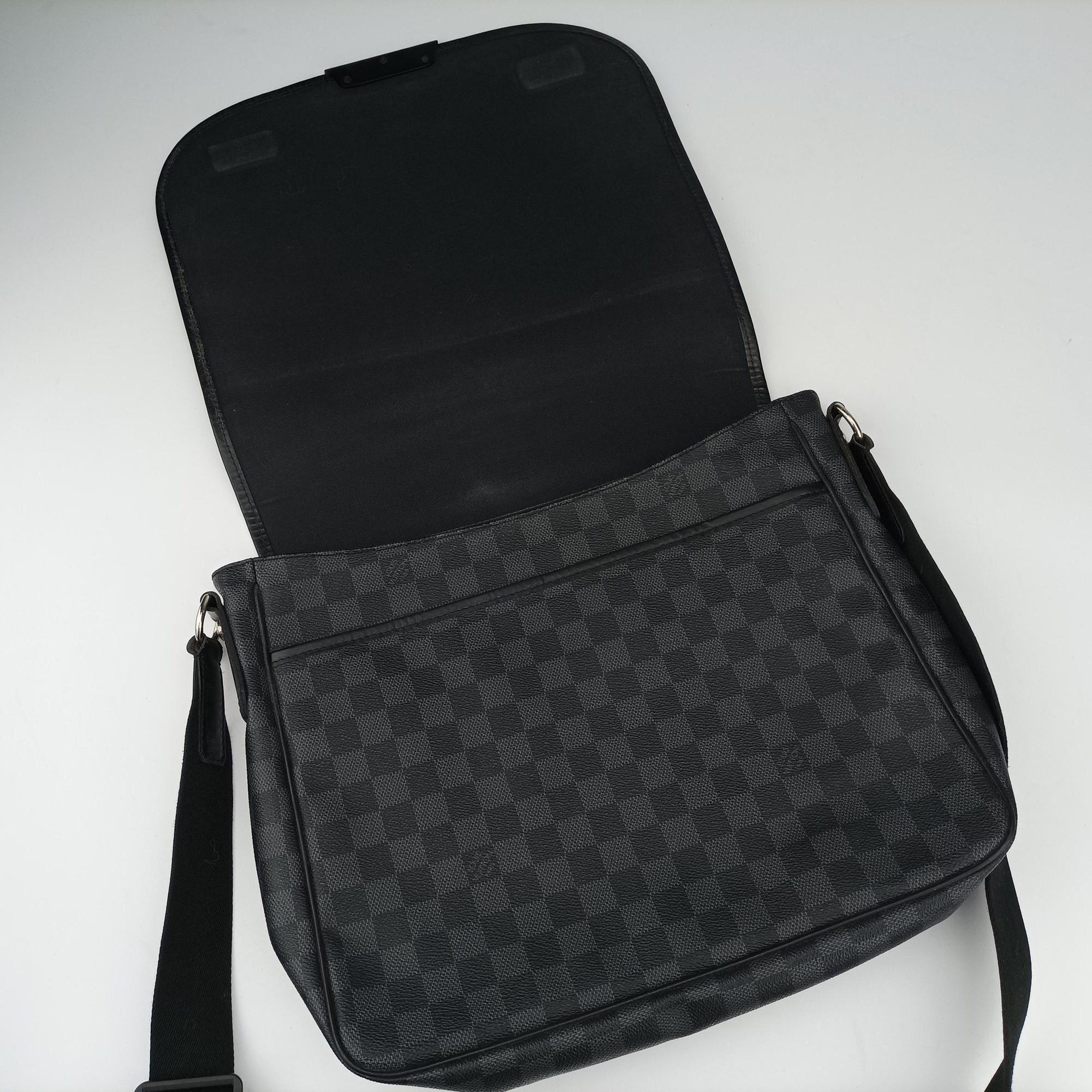 Pre-owned Louis Vuitton DANIEL MM Noir Damier GRAPHITE N58029 shoulderbag | stylenewstar