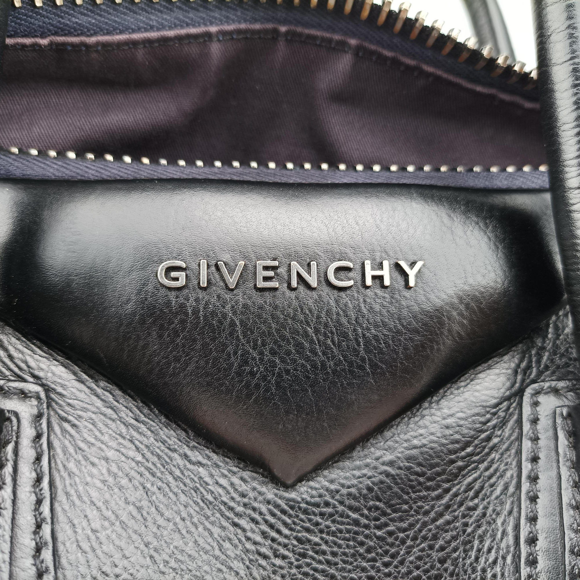 Pre-owned Givenchy Antigona Black Leather  shoulderbag | stylenewstar