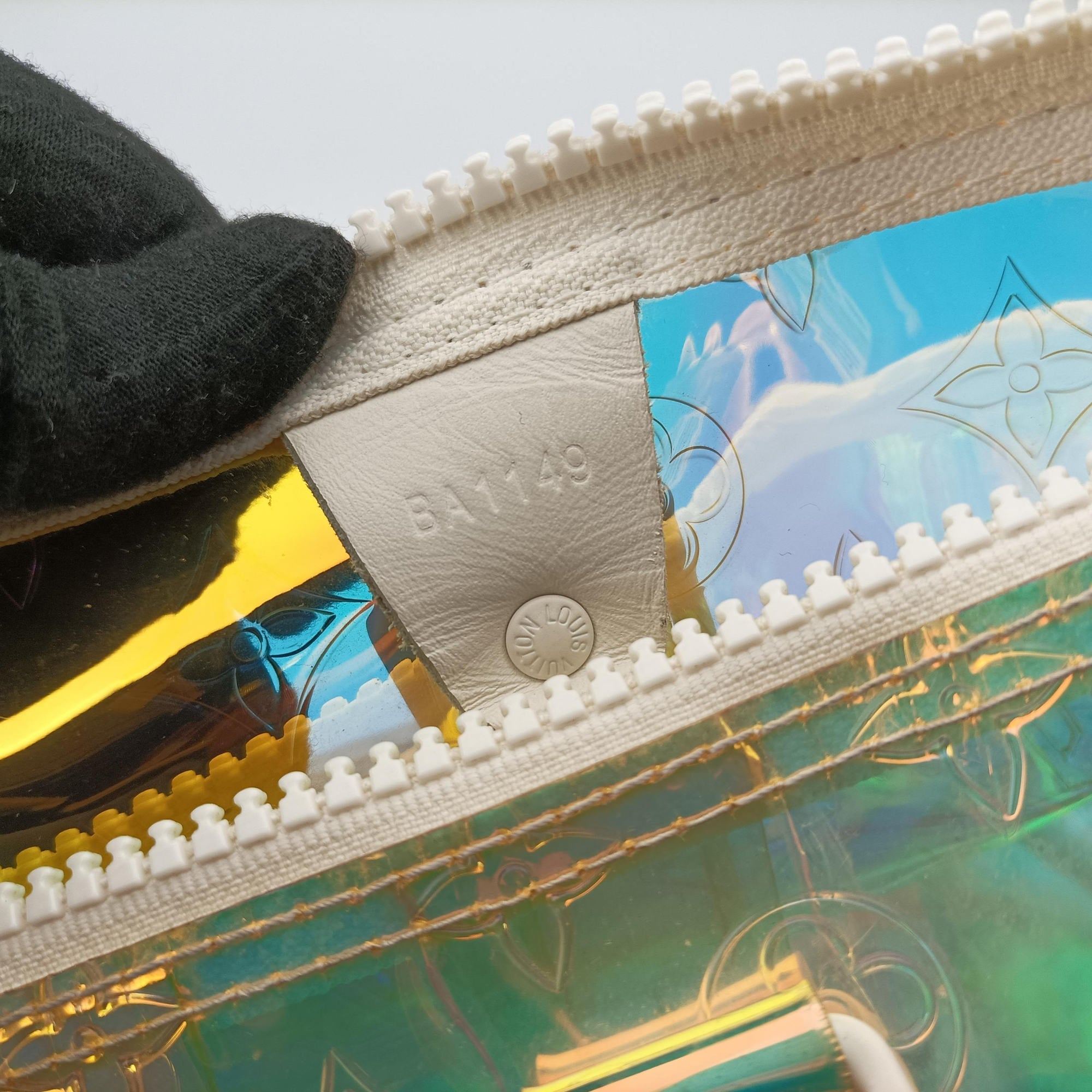 Secondhand Louis Vuitton Keepall Bandouliere 50 aurora Monogram Prism M53271 shoulderbag | stylenewstar