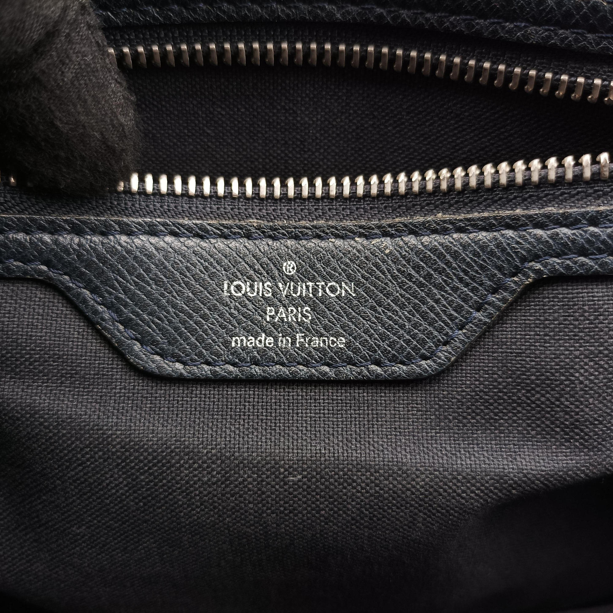 Vintage Louis Vuitton Roman MM Noir Taiga M32682 shoulderbag | stylenewstar