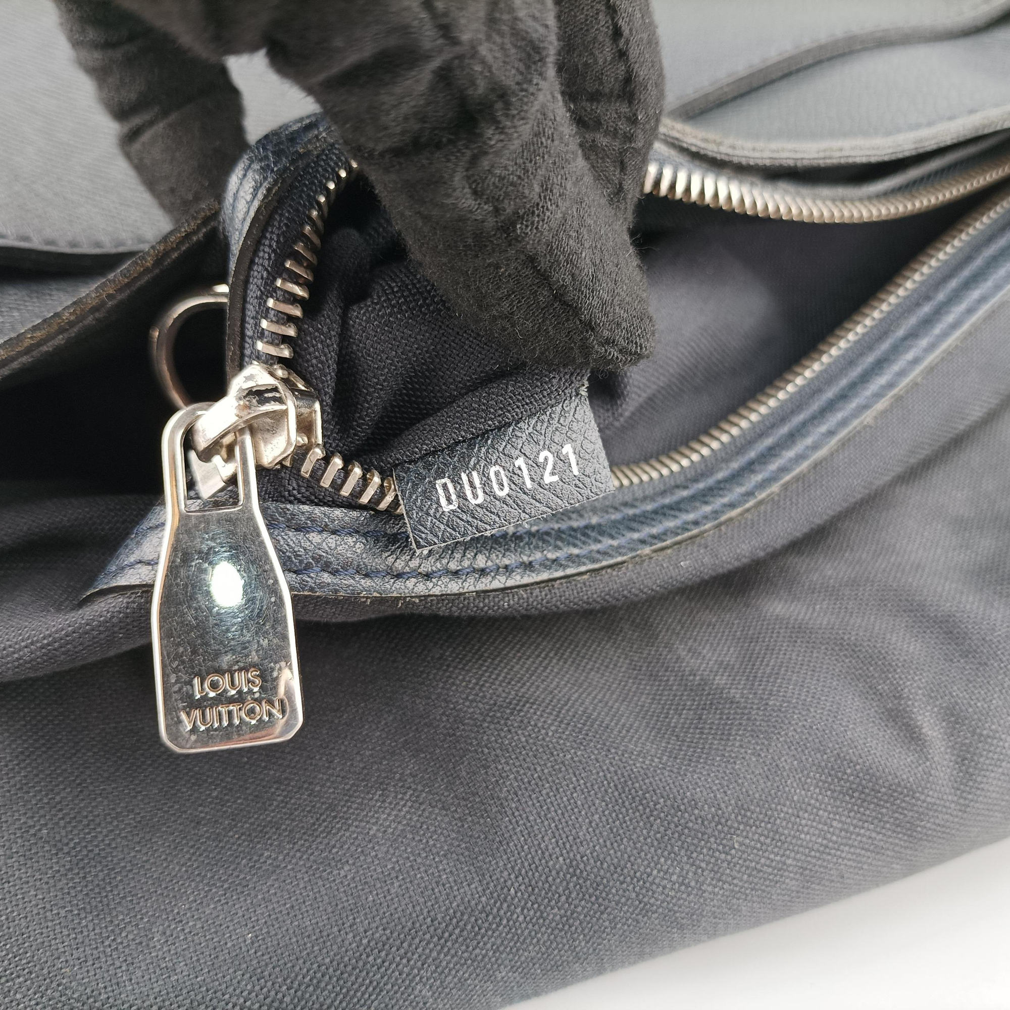Vintage Louis Vuitton Roman MM Noir Taiga M32682 shoulderbag | stylenewstar