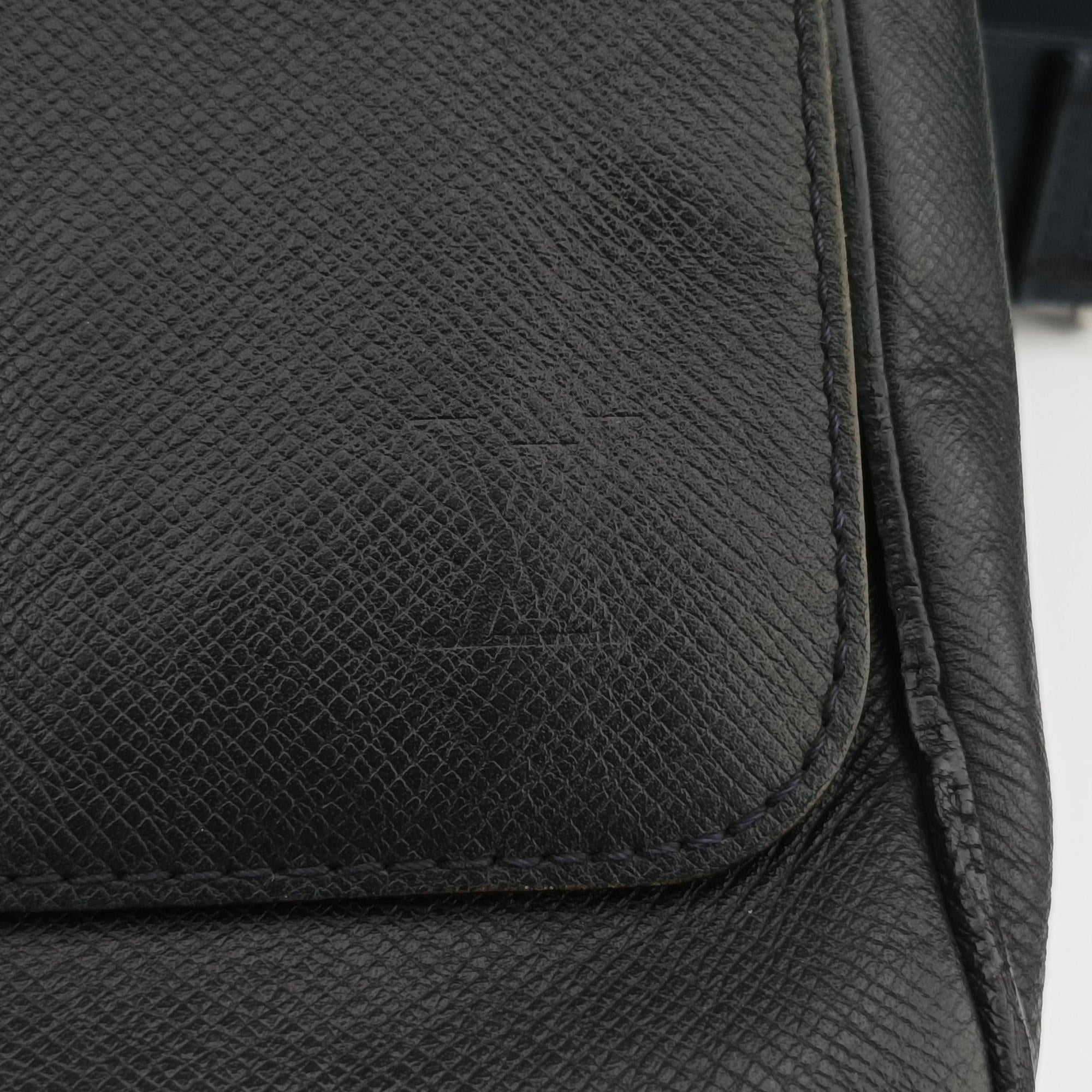 Vintage Louis Vuitton Roman MM Noir Taiga M32682 shoulderbag | stylenewstar