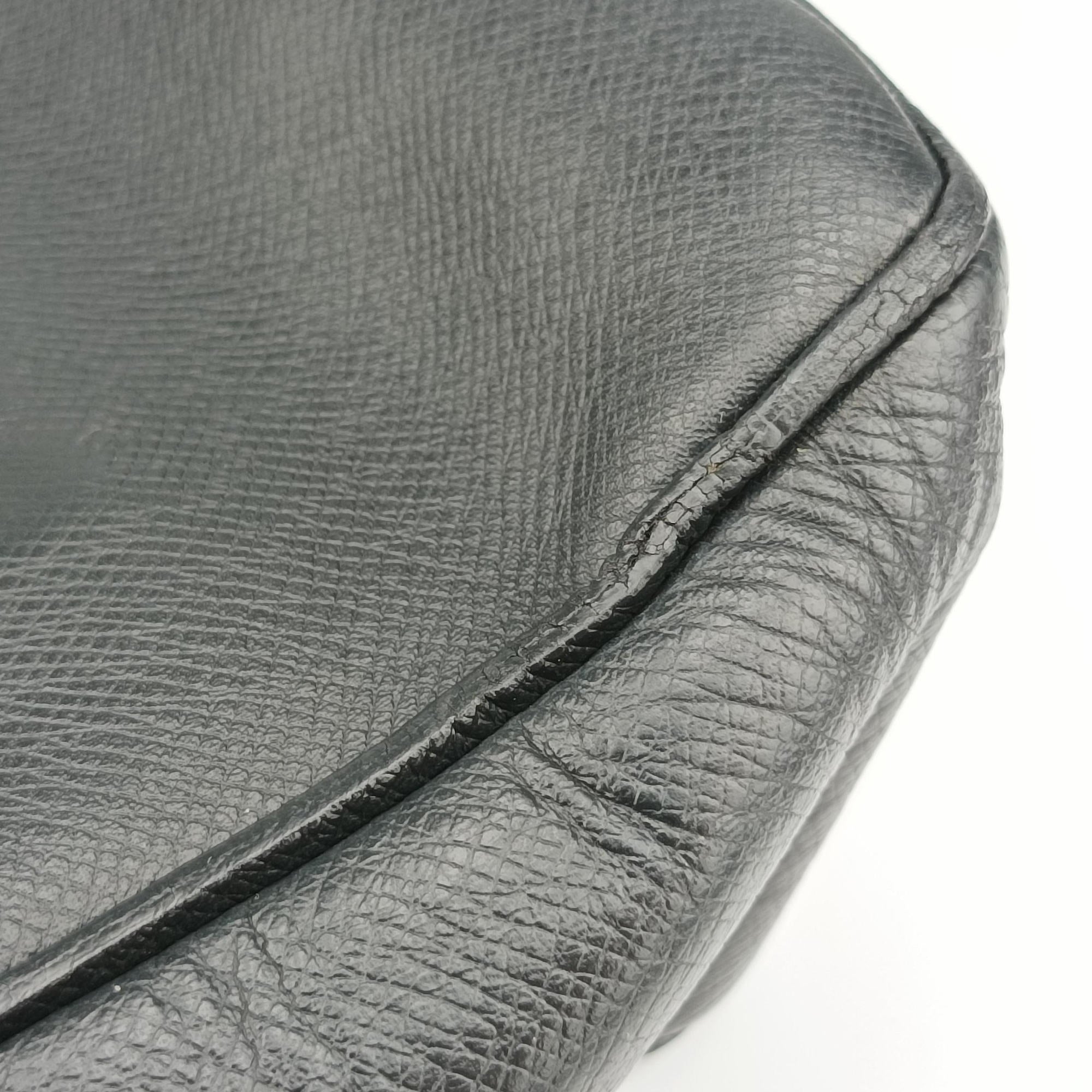 Vintage Louis Vuitton Roman MM Noir Taiga M32682 shoulderbag | stylenewstar