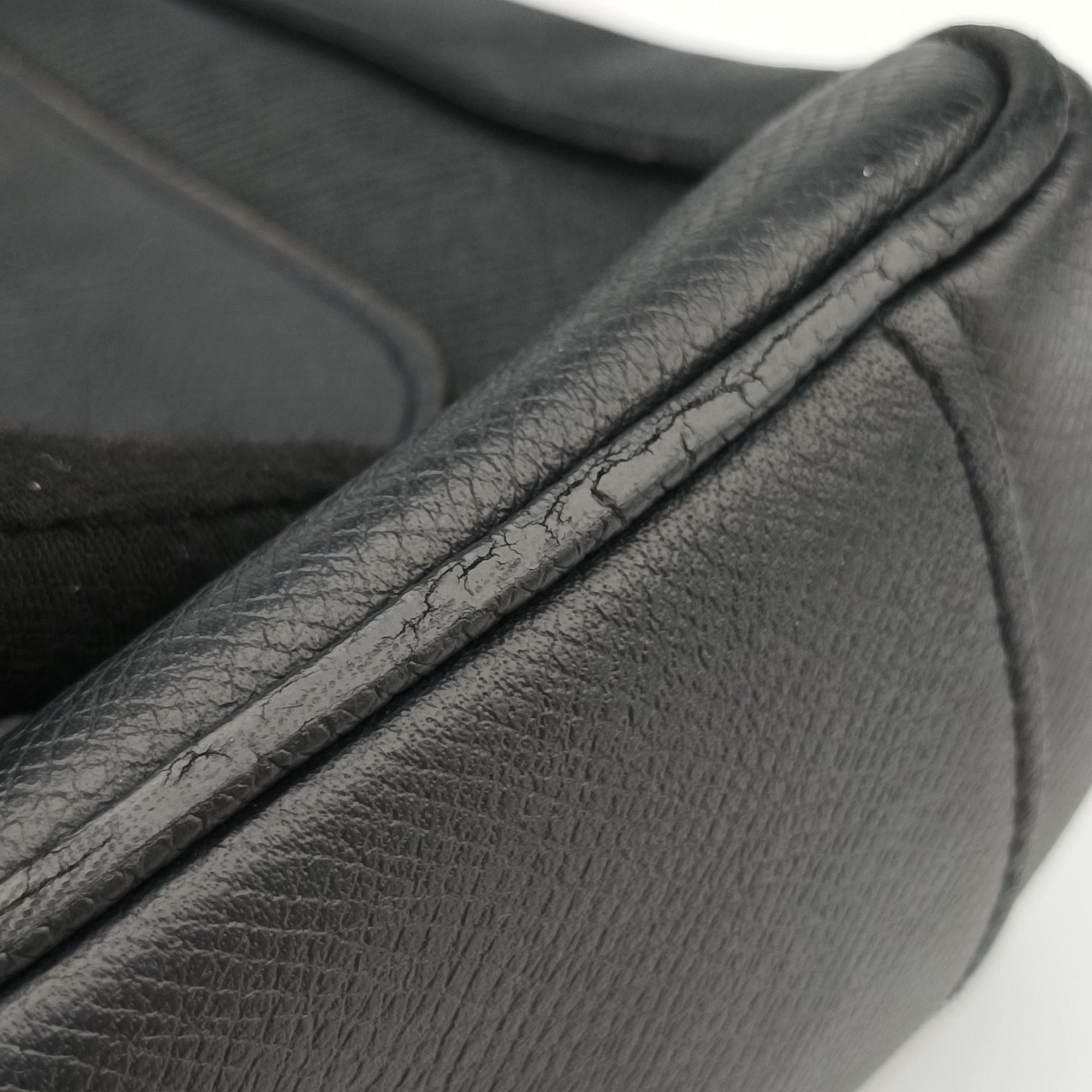 Vintage Louis Vuitton Roman MM Noir Taiga M32682 shoulderbag | stylenewstar