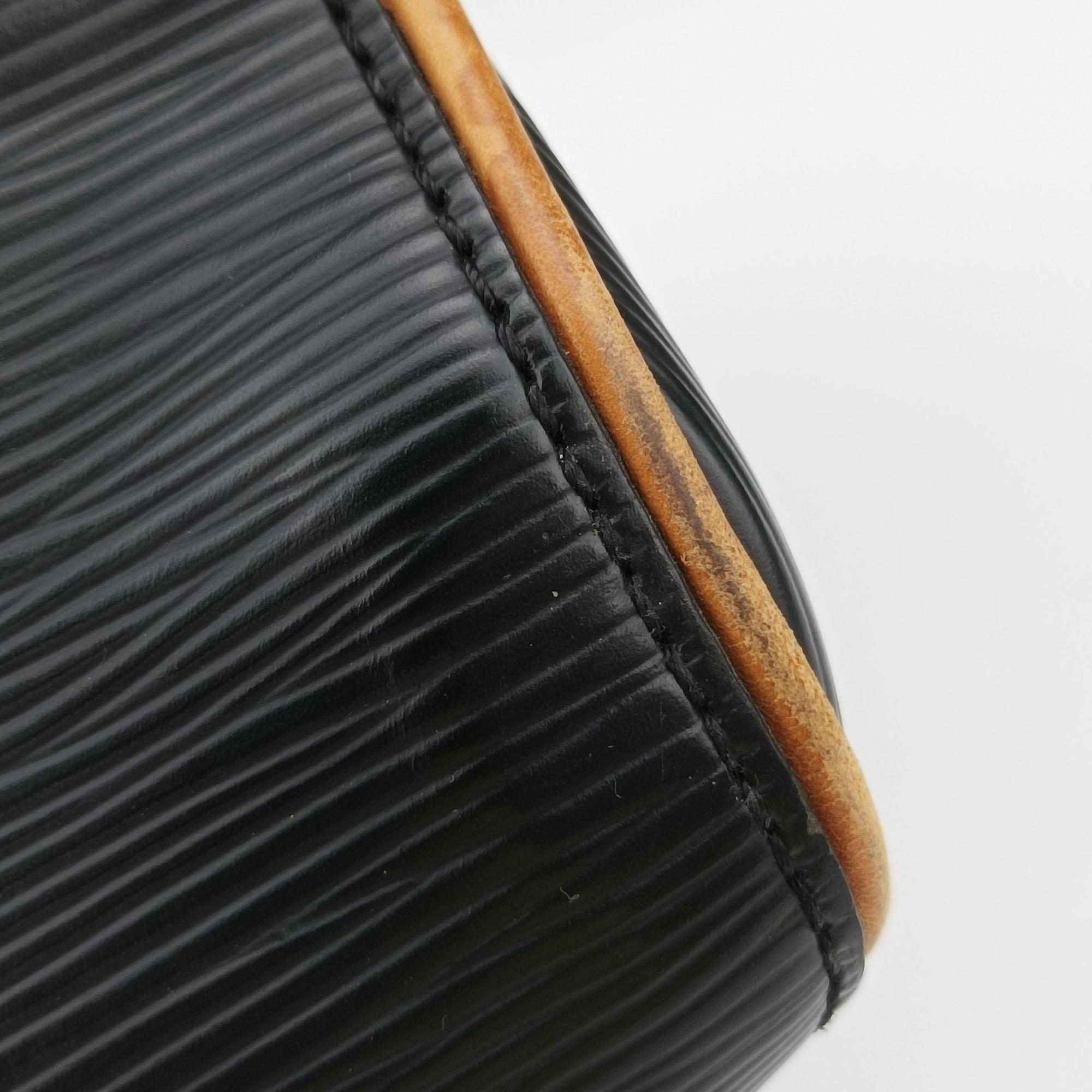 Pre-owned Louis Vuitton Dock PM Noir epi M93245 shoulderbag | stylenewstar