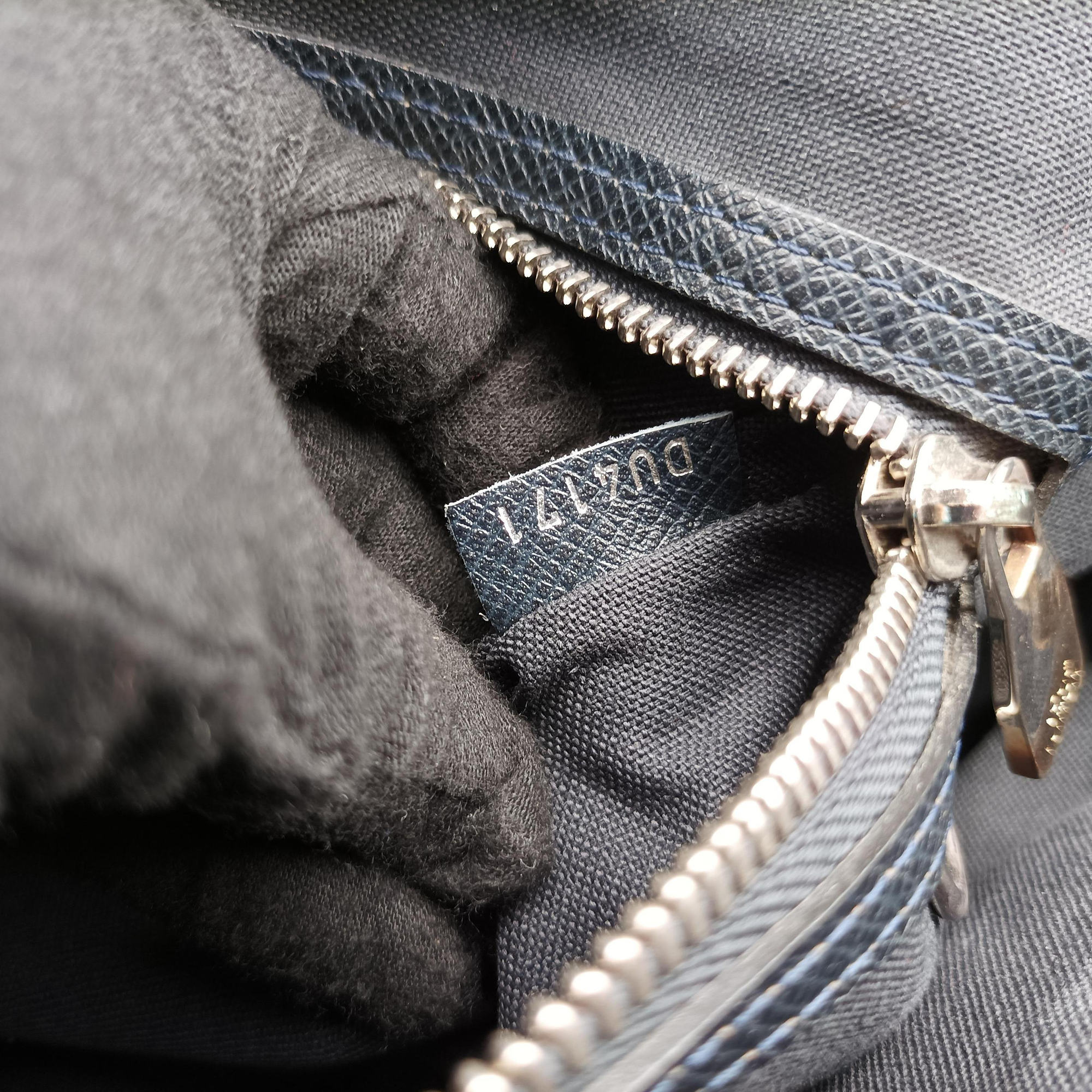 Vintage Louis Vuitton Roman MM Navy Taiga M32682 shoulderbag | stylenewstar