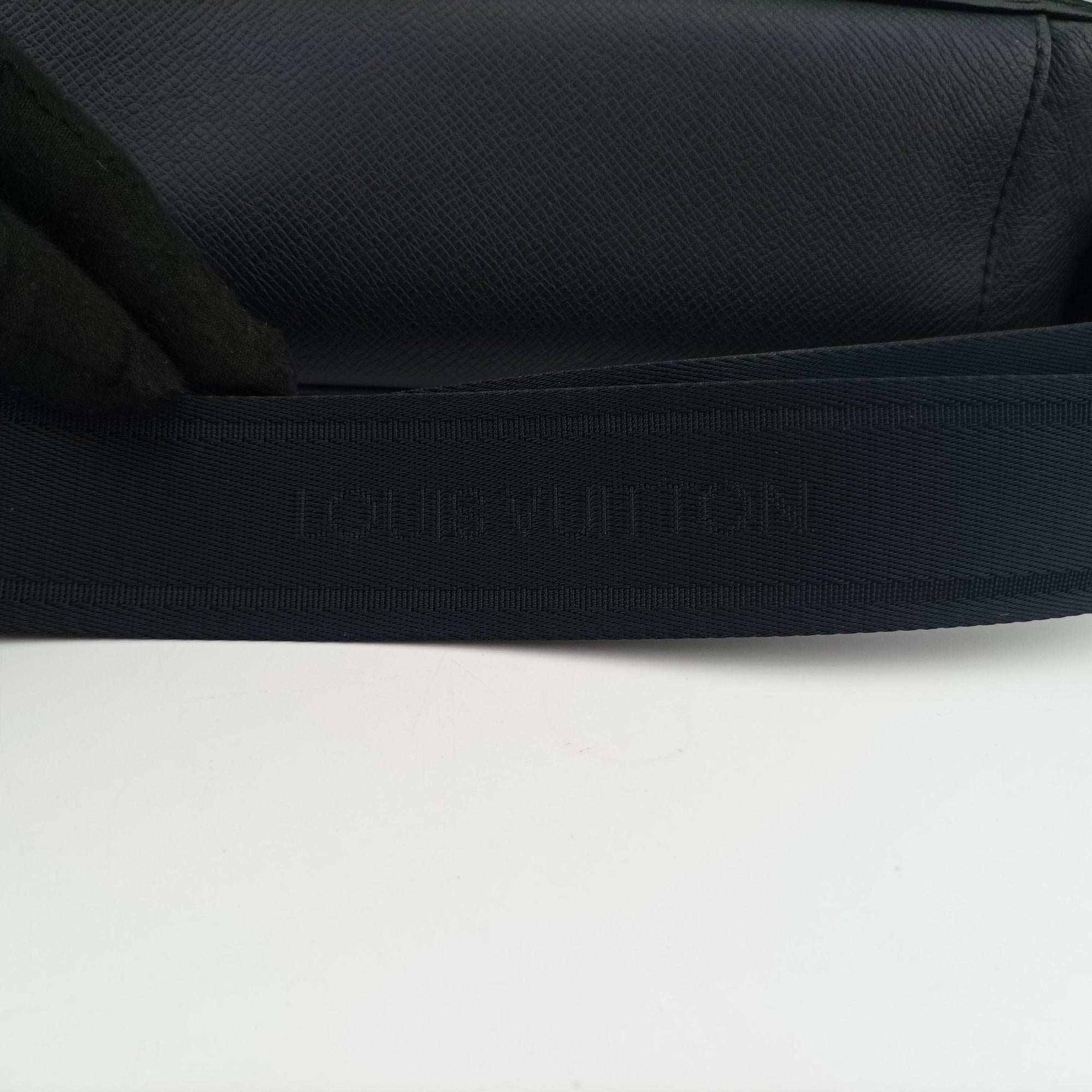 Vintage Louis Vuitton Roman MM Navy Taiga M32682 shoulderbag | stylenewstar