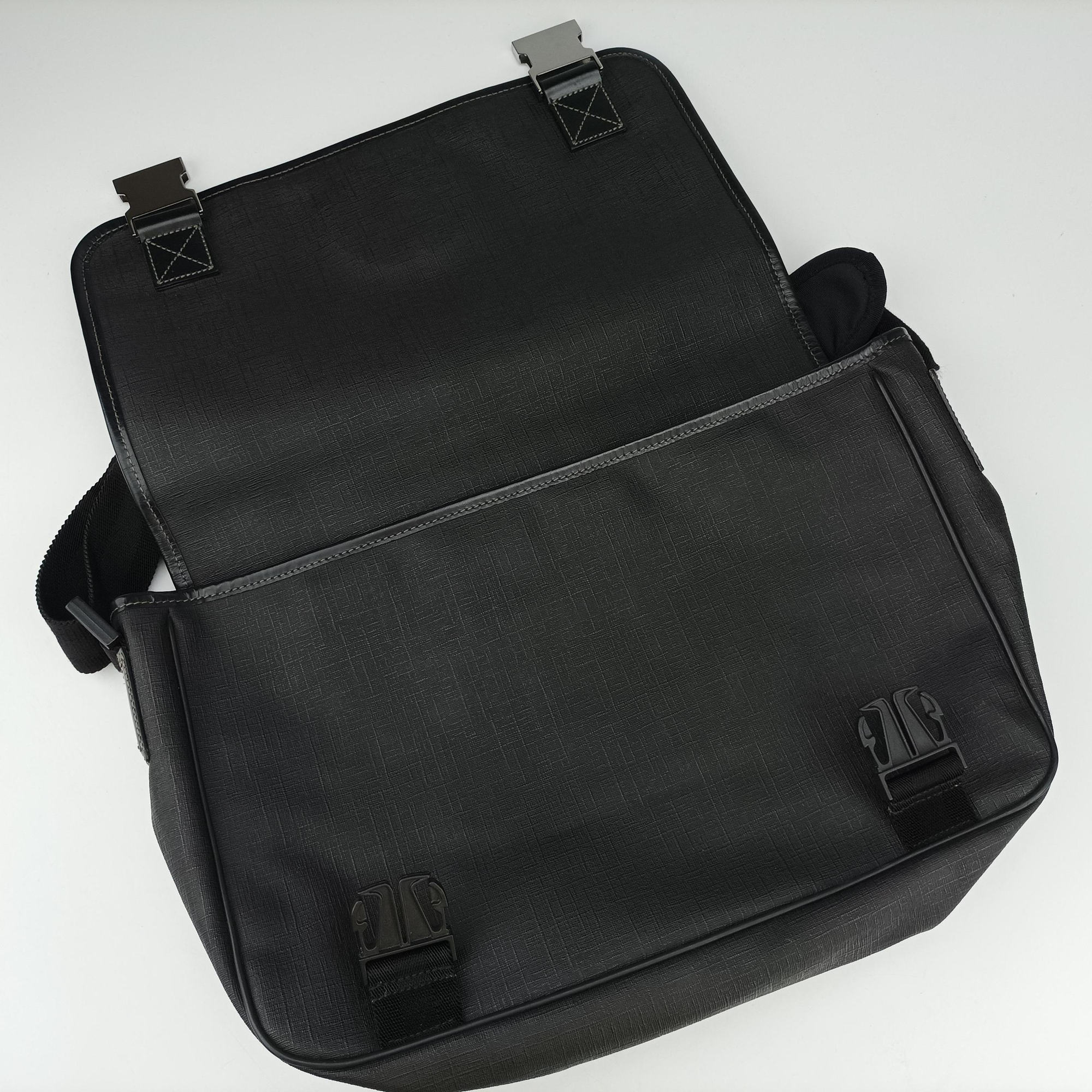 Pre-owned Gucci Interlocking G Messenger Black PVC coated canvas 223661 shoulderbag | stylenewstar