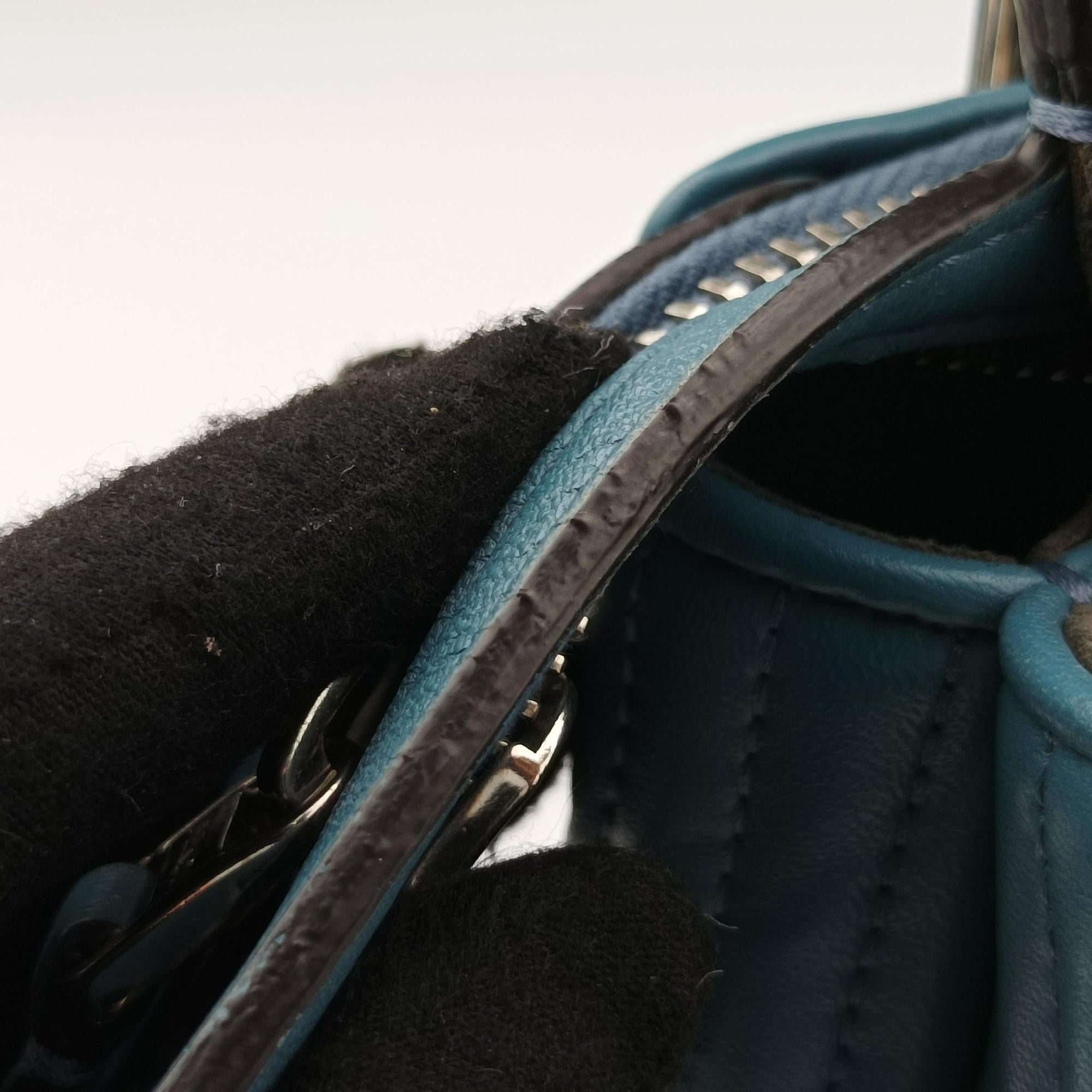 Pre-owned Fendi Dotcom Click Small Blue Leather 8BN299 shoulderbag | stylenewstar