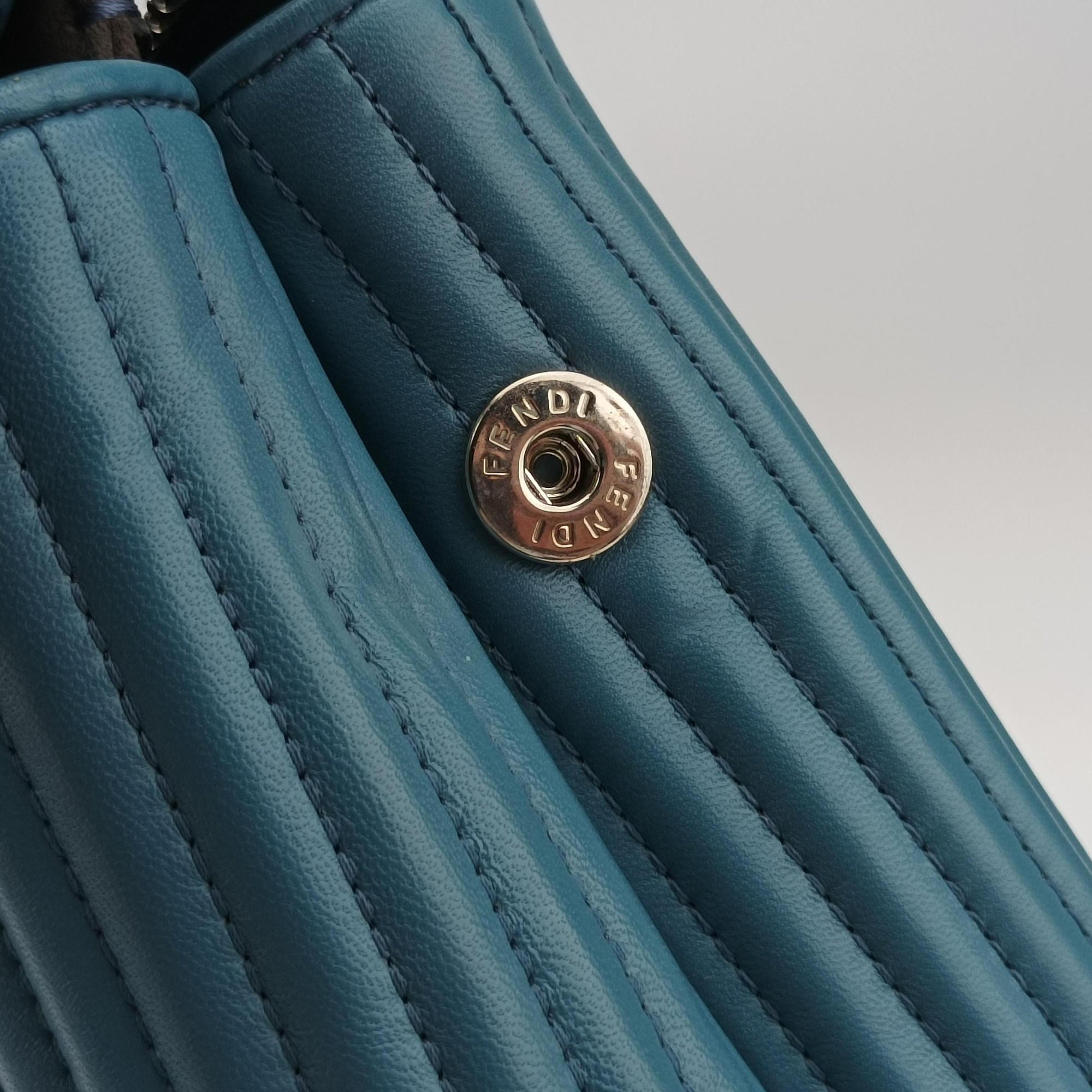 Pre-owned Fendi Dotcom Click Small Blue Leather 8BN299 shoulderbag | stylenewstar