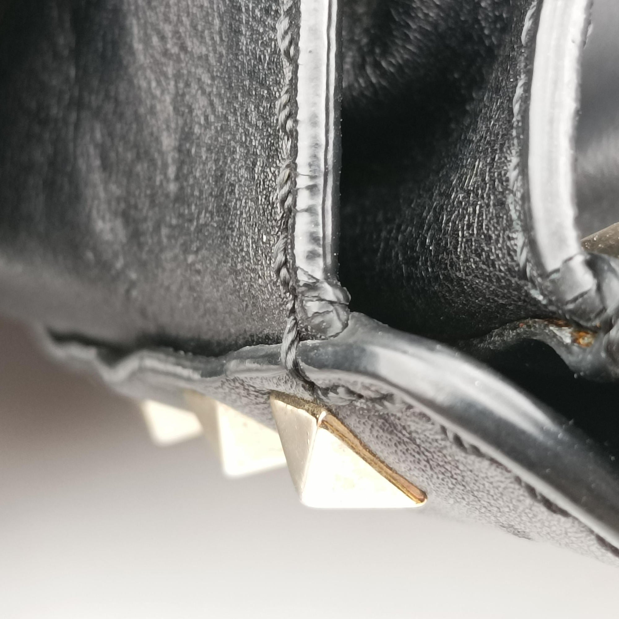 Pre-owned Valentino Rockstud Black Leather  shoulderbag | stylenewstar