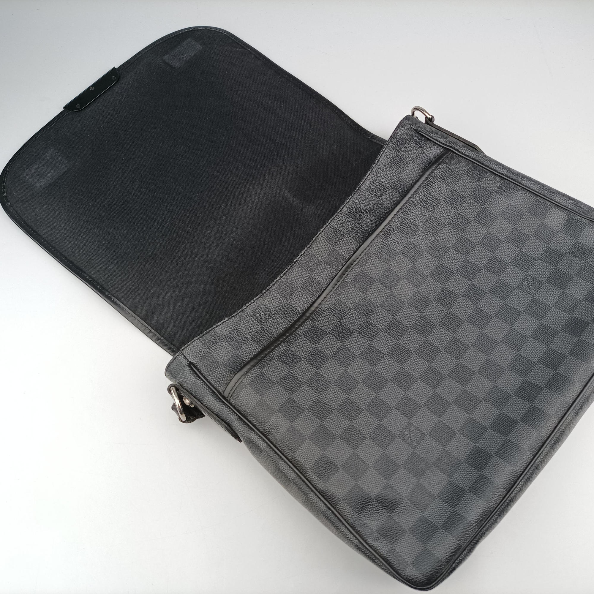 Secondhand Louis Vuitton DANIEL MM Noir Damier Graphite N58029 shoulderbag | stylenewstar