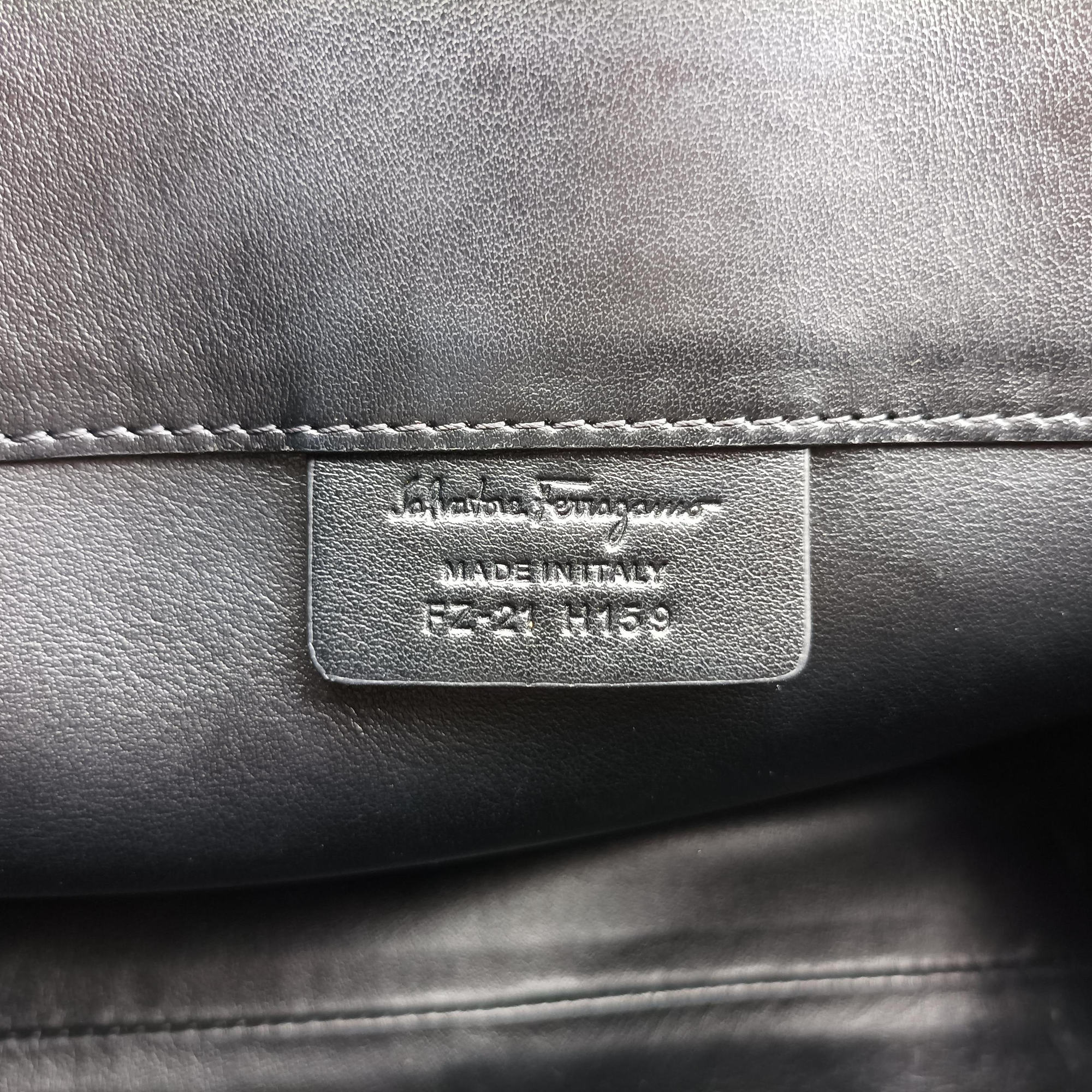 Pre-owned Ferragamo Gancini Black Leather FZ-21 H159 shoulderbag | stylenewstar