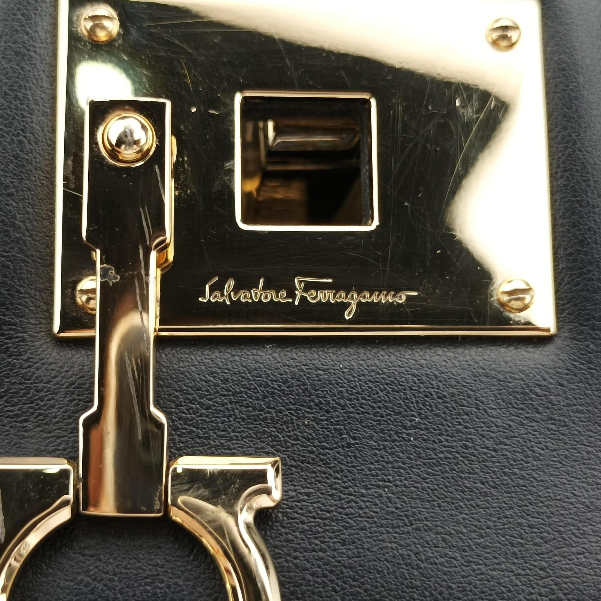 Pre-owned Ferragamo Gancini Black Leather FZ-21 H159 shoulderbag | stylenewstar