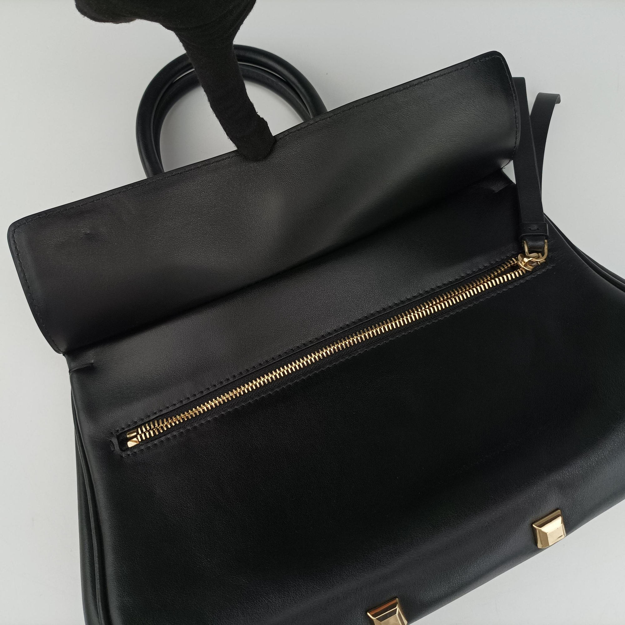 Pre-owned Ferragamo Gancini Black Leather FZ-21 H159 shoulderbag | stylenewstar