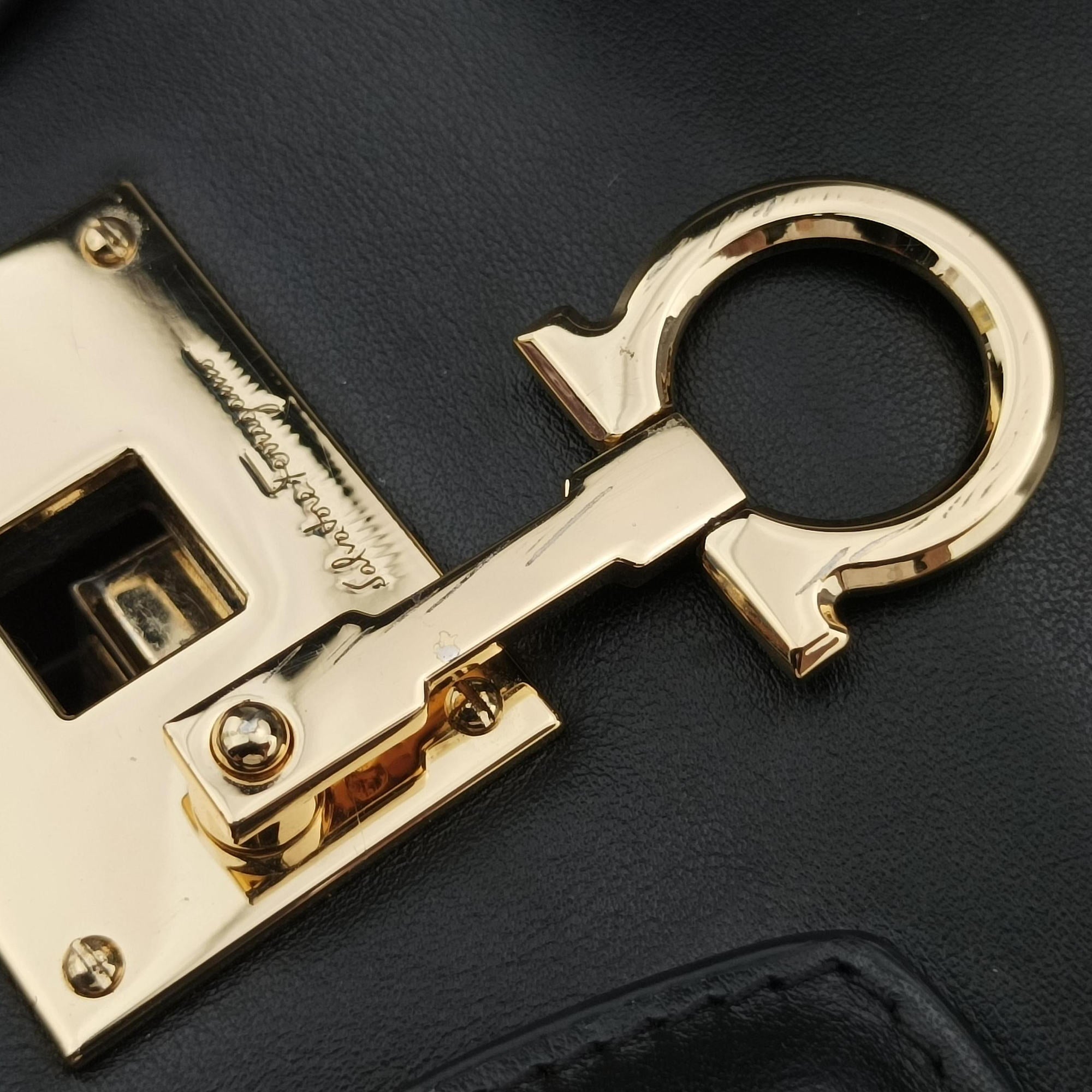 Pre-owned Ferragamo Gancini Black Leather FZ-21 H159 shoulderbag | stylenewstar