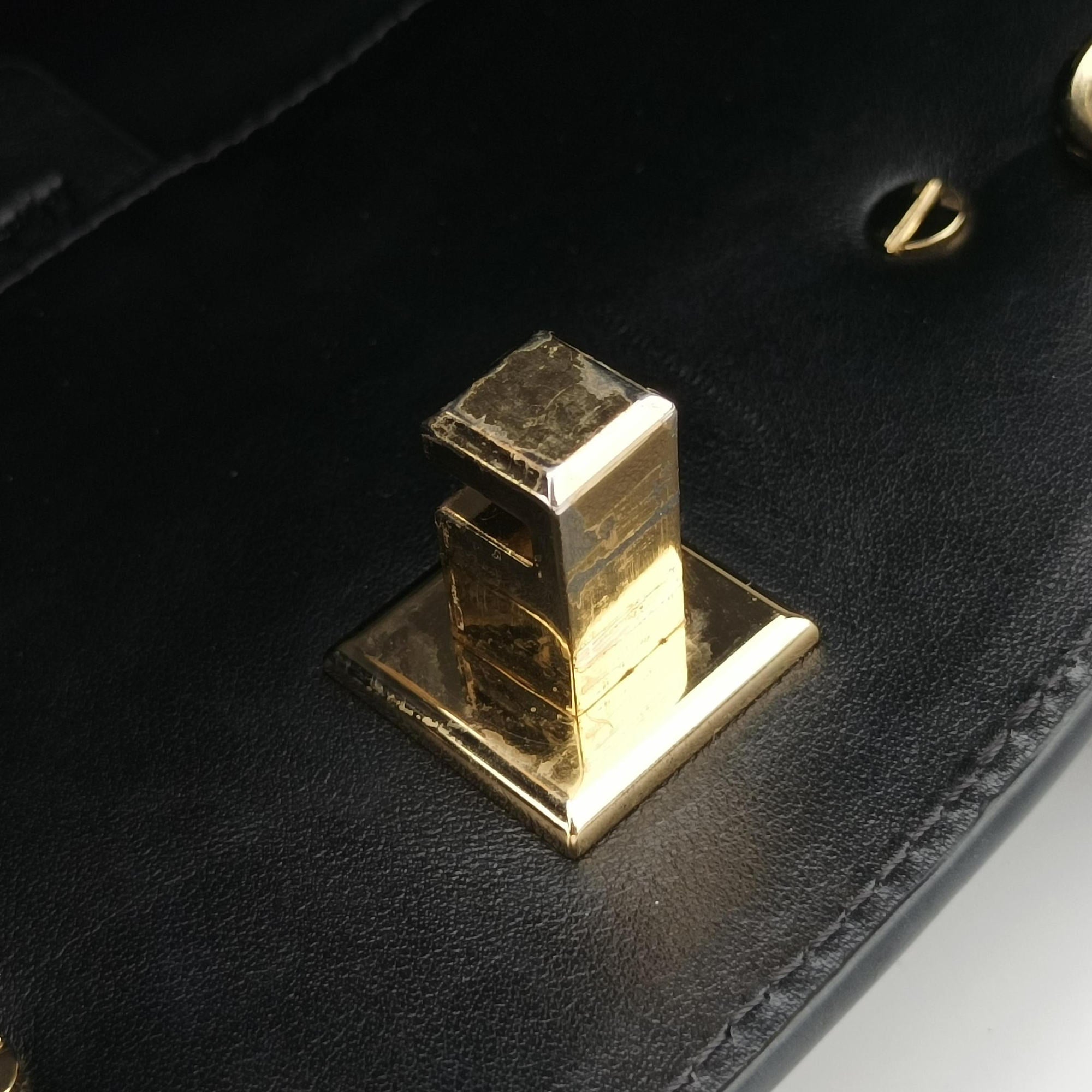 Pre-owned Ferragamo Gancini Black Leather FZ-21 H159 shoulderbag | stylenewstar