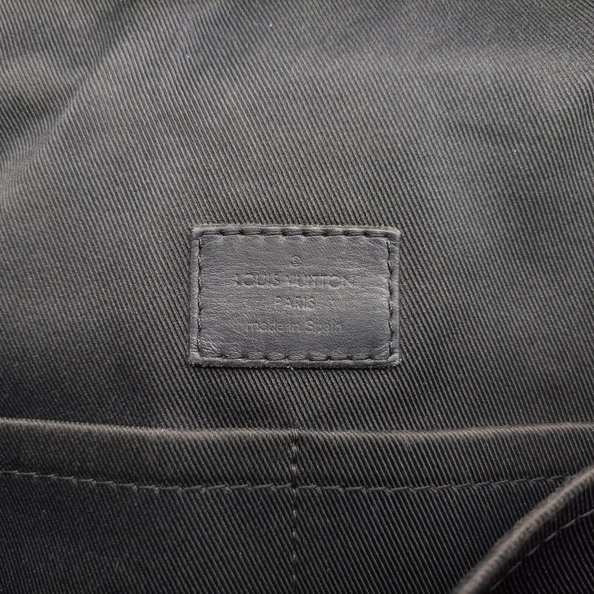 Pre-owned Louis Vuitton District MM Noir Damier Infini  N41284 shoulderbag | stylenewstar