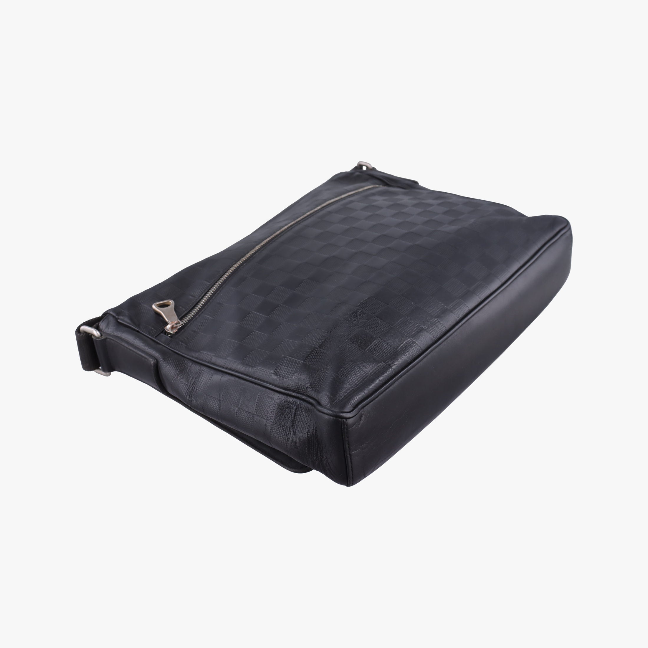 Pre-owned Louis Vuitton District MM Noir Damier Infini  N41284 shoulderbag | stylenewstar
