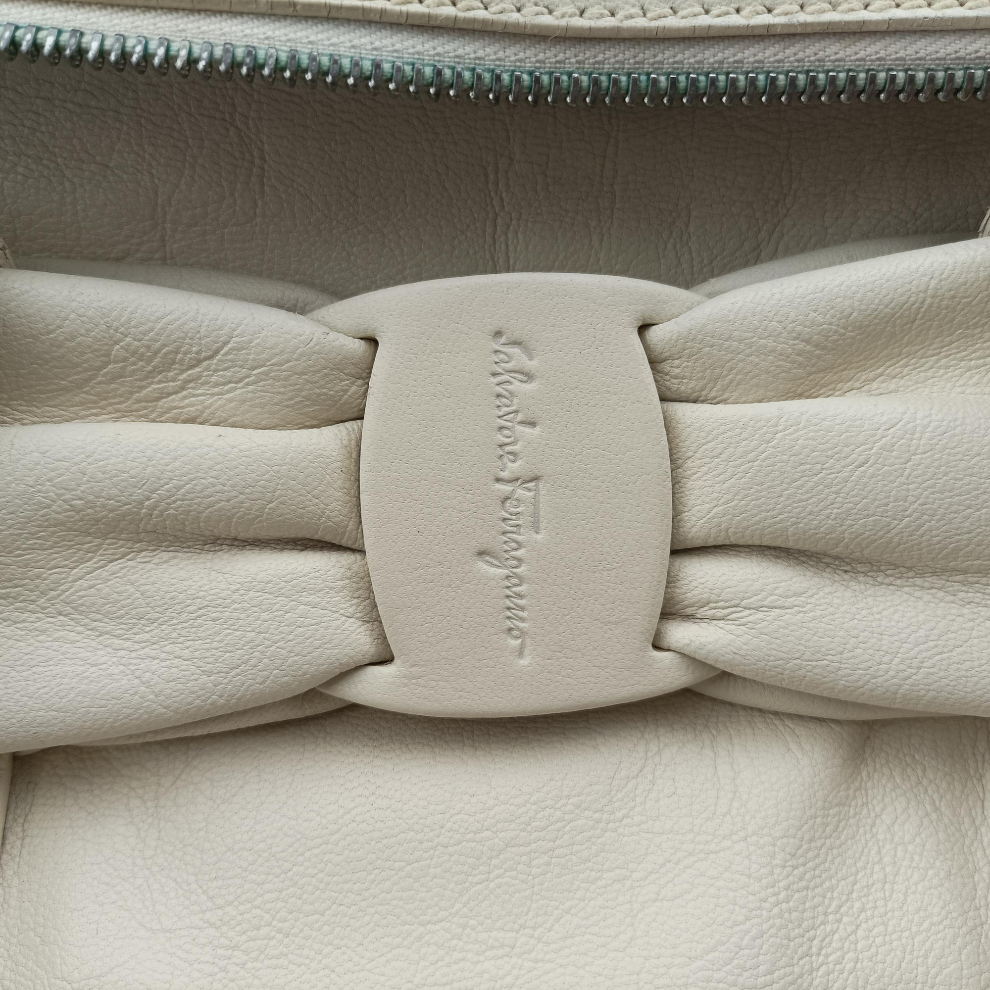 Pre-owned Ferragamo Vara Bow White Leather  handbag | stylenewstar