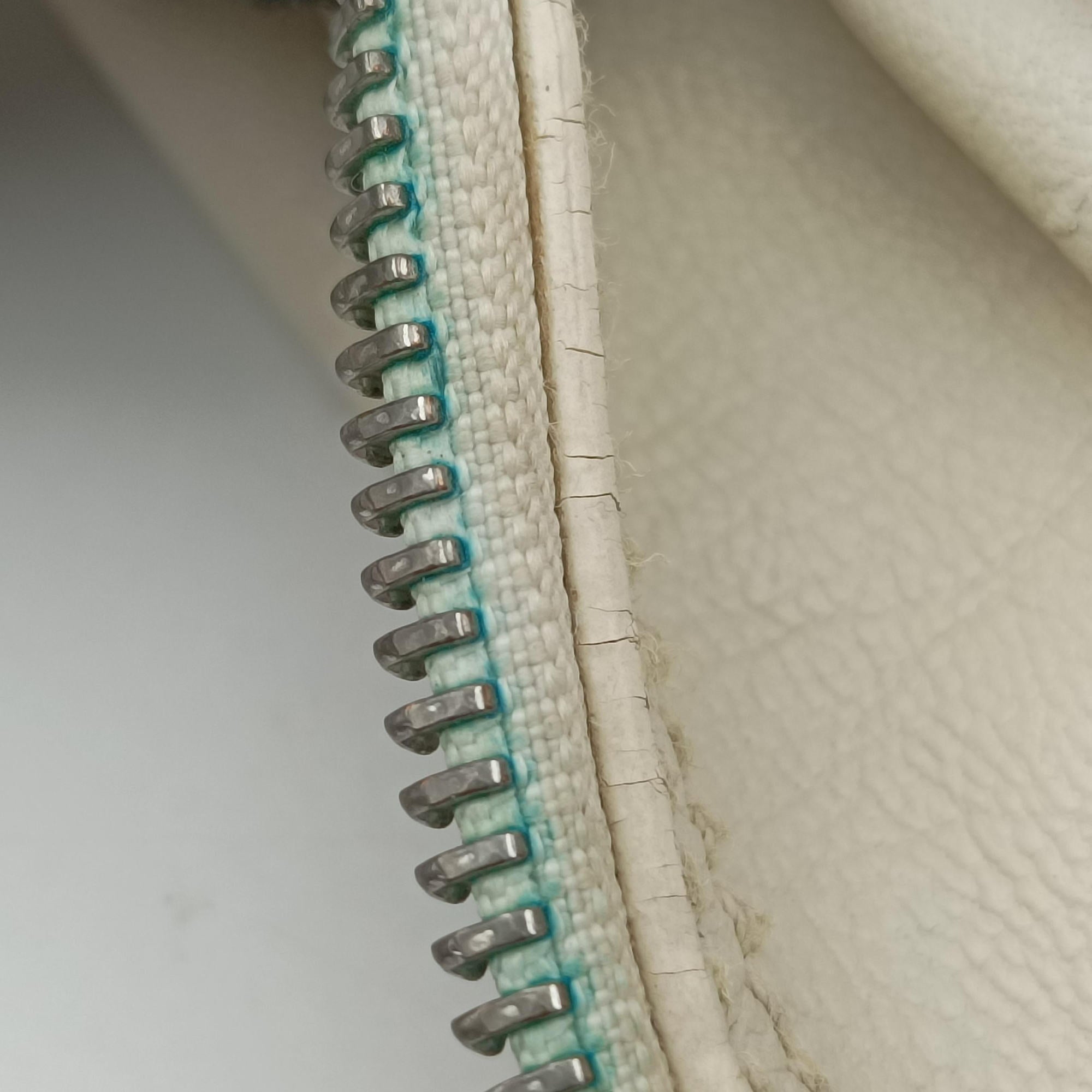 Pre-owned Ferragamo Vara Bow White Leather  handbag | stylenewstar