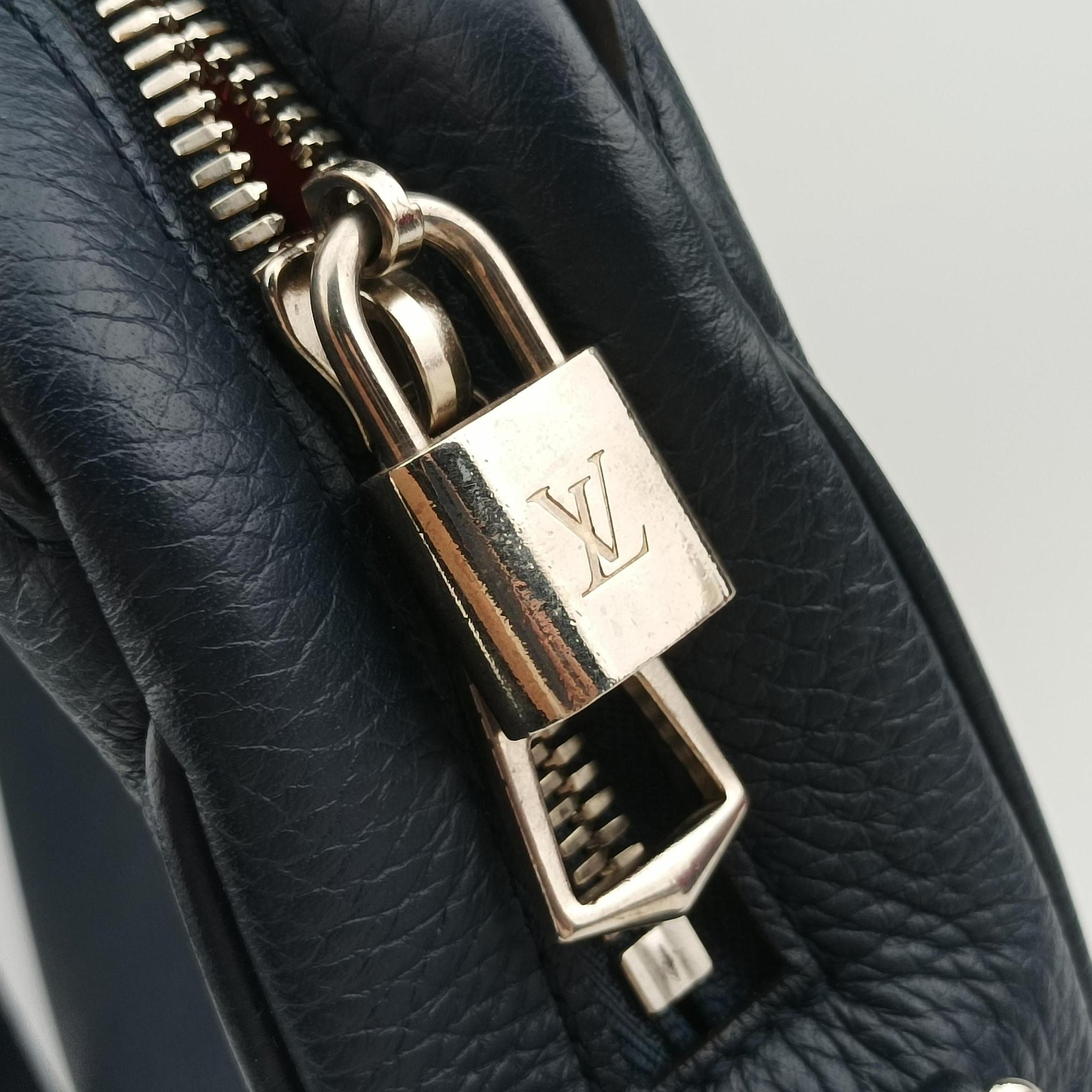 Secondhand Louis Vuitton Armand Briefcase MM Navy Taurillon leather M54380 shoulderbag | stylenewstar