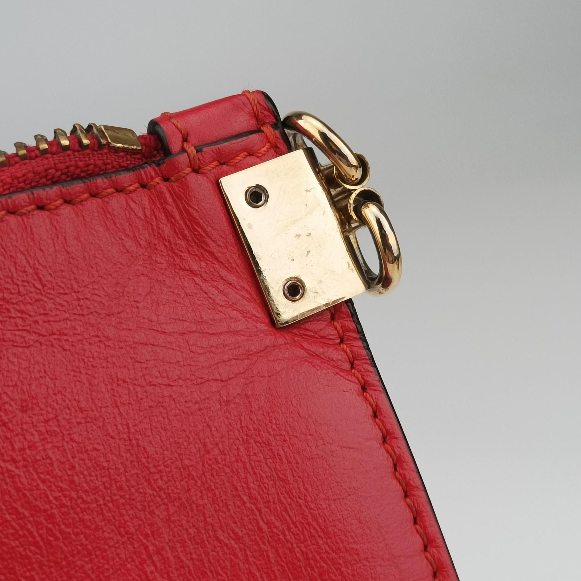 Pre-owned VERSACE La Medusa Red Leather  shoulderbag | stylenewstar
