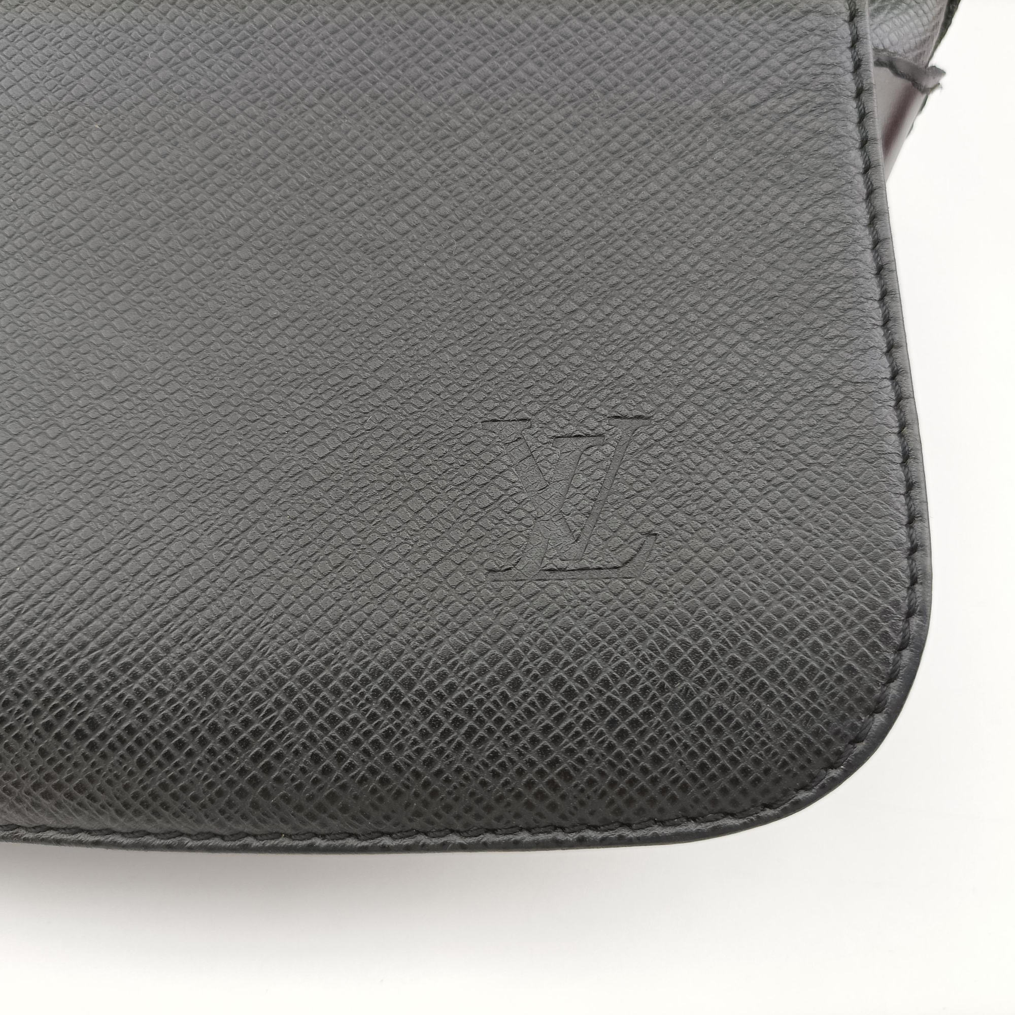 Secondhand Louis Vuitton Viktor Ardoise Taiga M30142 shoulderbag | stylenewstar