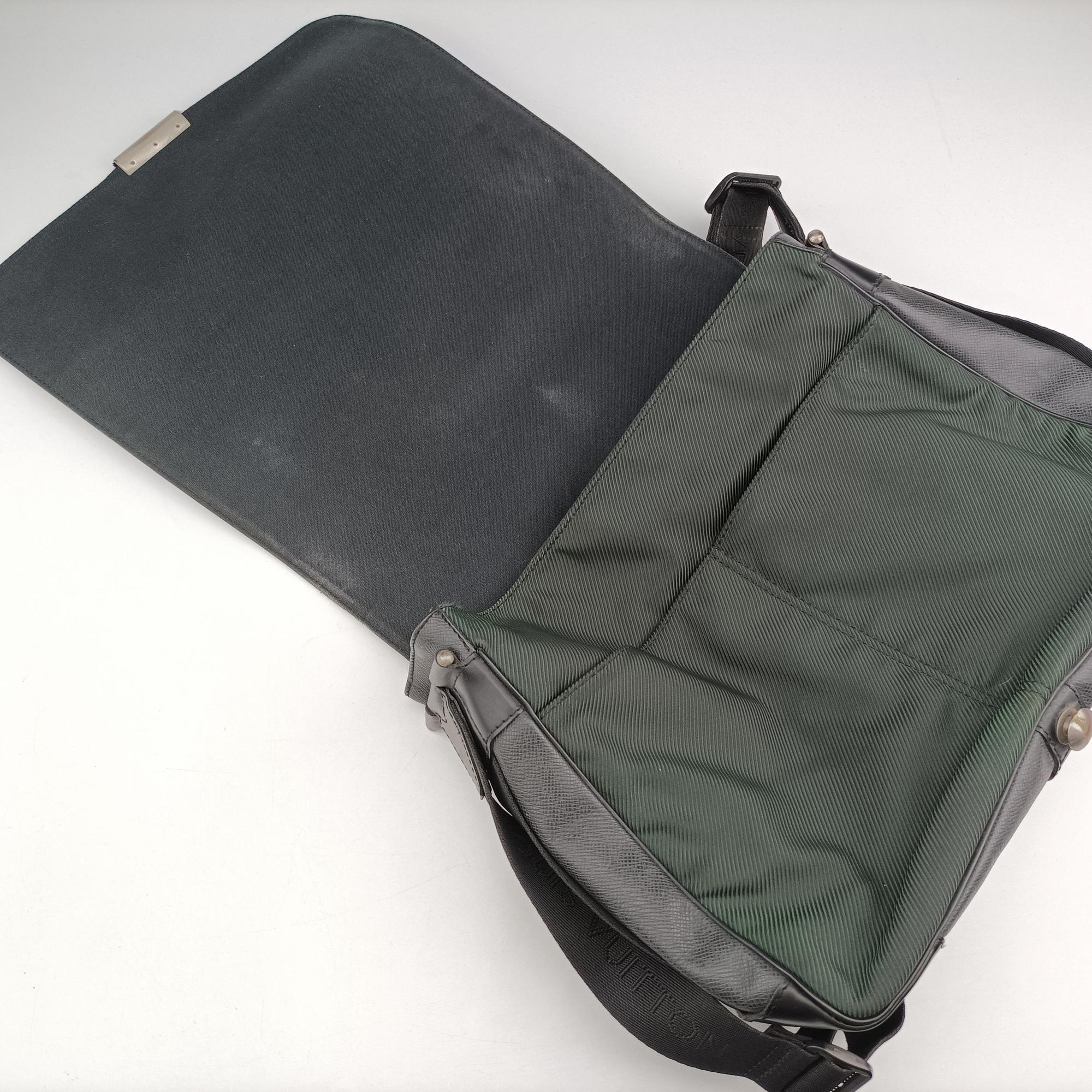 Secondhand Louis Vuitton Viktor Ardoise Taiga M30142 shoulderbag | stylenewstar