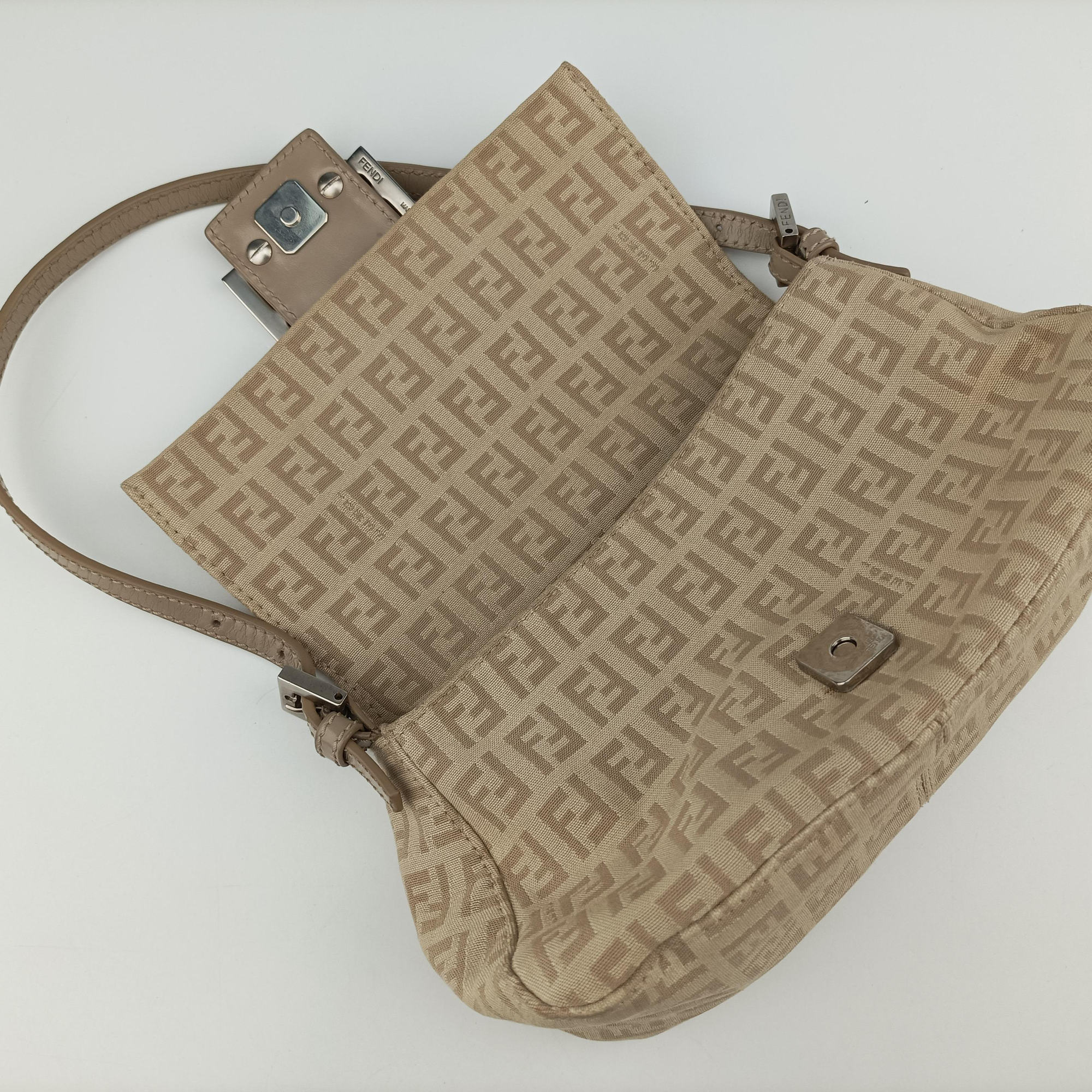 Pre-owned Fendi Baguette Beige Jacquard 8BR180 shoulderbag | stylenewstar