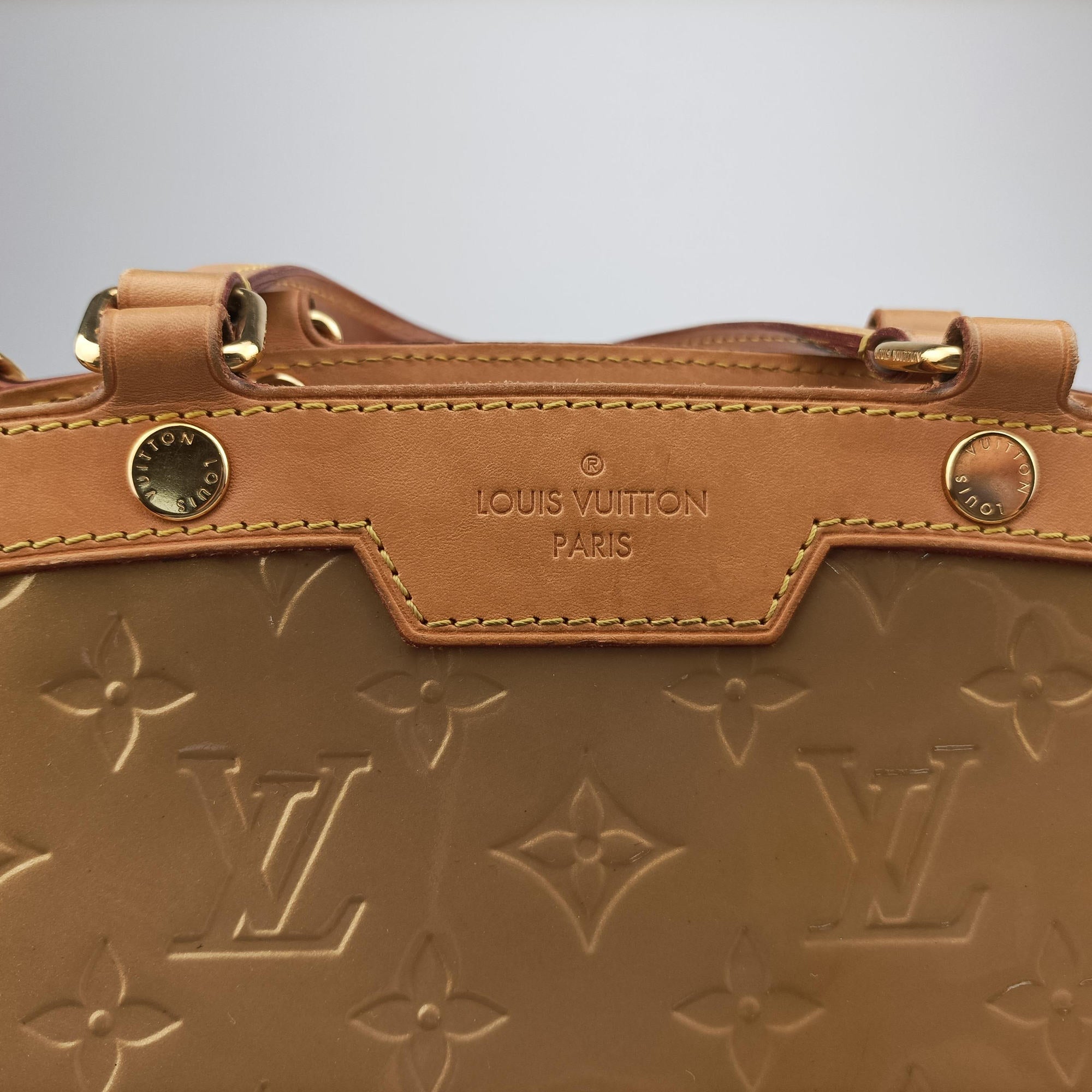 Secondhand Louis Vuitton Brea MM Beige Poodle Vernis M91755 shoulderbag | stylenewstar