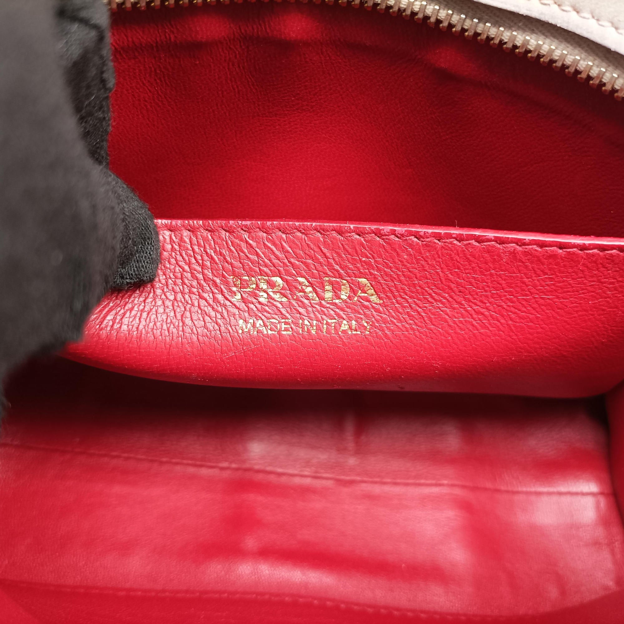 Pre-owned Prada lip print Esplanade Red×white Leather 1BH043 shoulderbag | stylenewstar