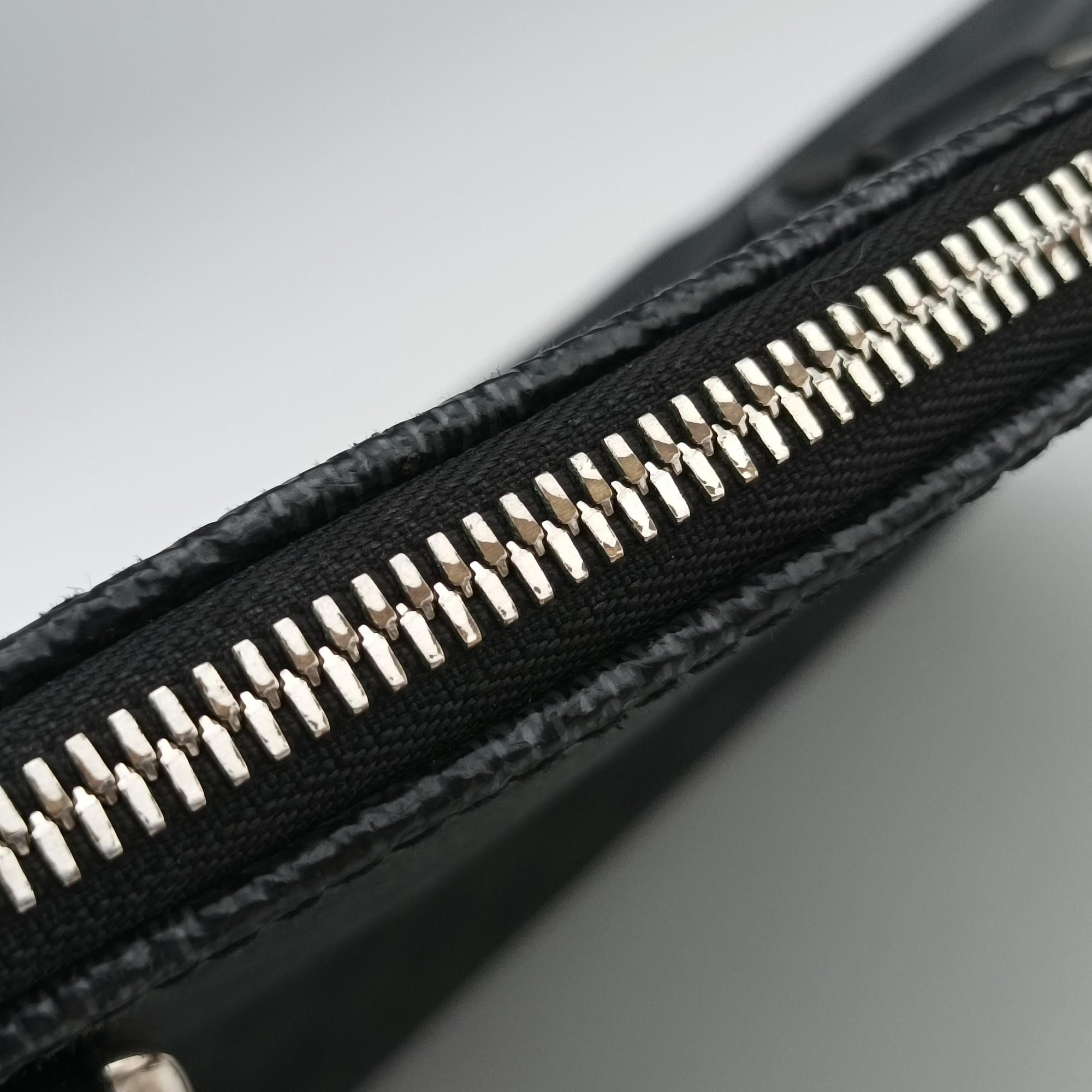 Secondhand Louis Vuitton Porte Documents Jour Noir Damier Graphite N48224 handbag | stylenewstar