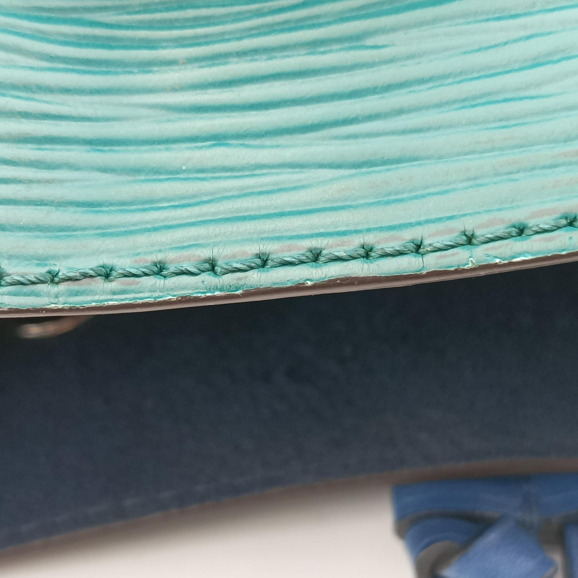 Vintage Louis Vuitton NeoNoe BB Emerald Green × Navy Blue Epi M55582 shoulderbag | stylenewstar