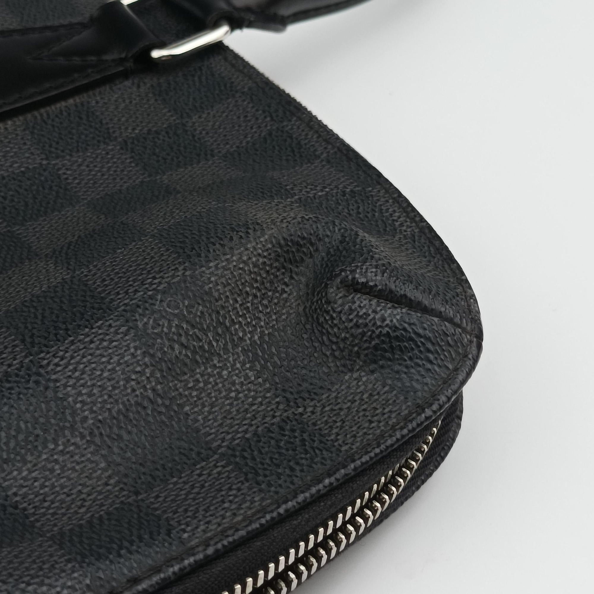 Secondhand Louis Vuitton Porte Documents Jour Noir Damier Graphite N48224 handbag | stylenewstar