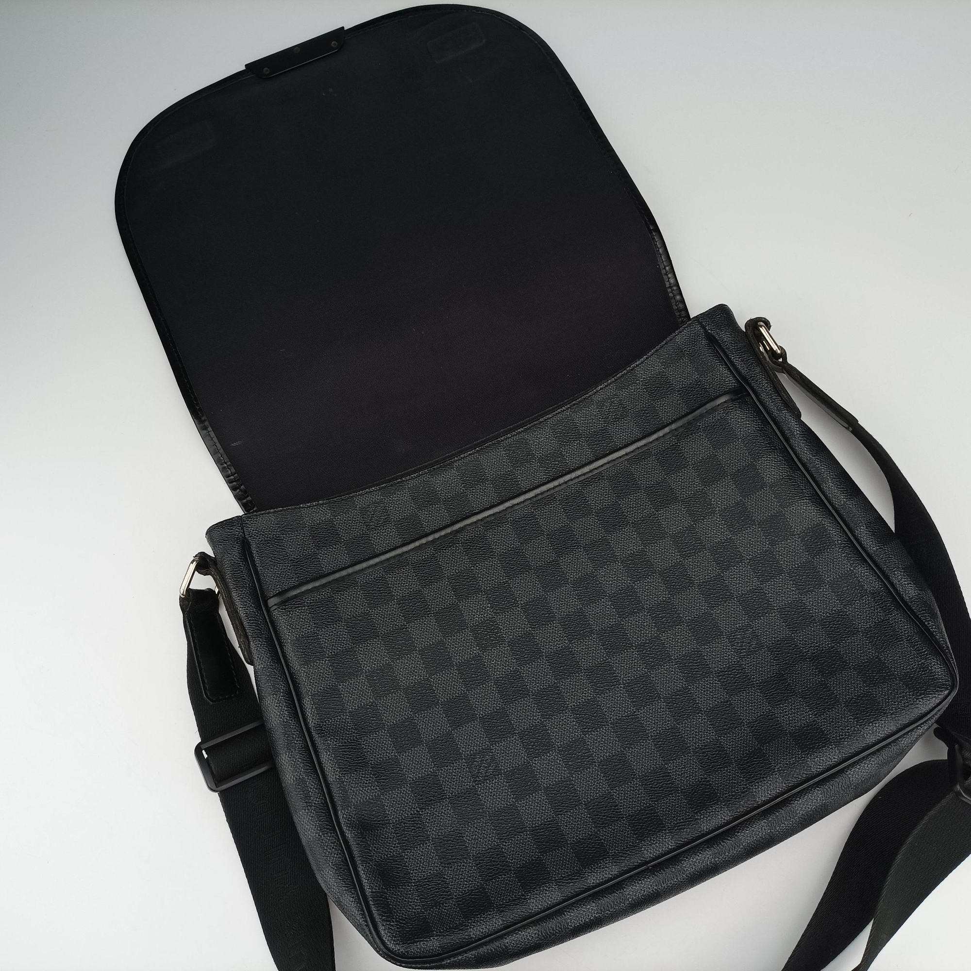Vintage Louis Vuitton DANIEL MM Noir Damier GRAPHITE N58029 shoulderbag | stylenewstar