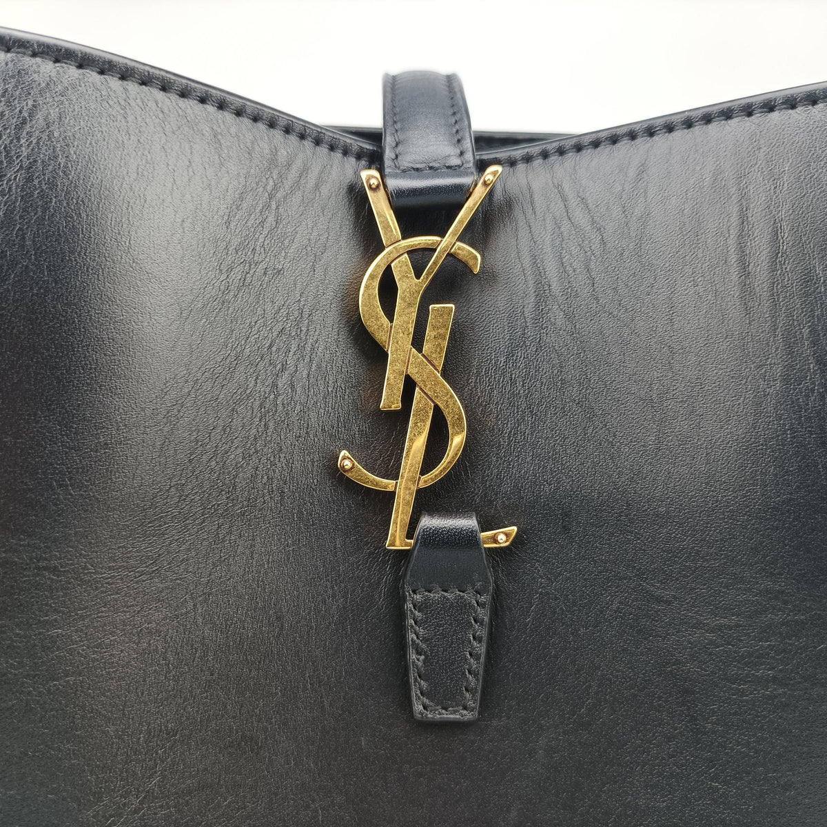 Pre-owned Yves Saint Laurent LE 37 bucket Black Leather 749036 shoulderbag | stylenewstar