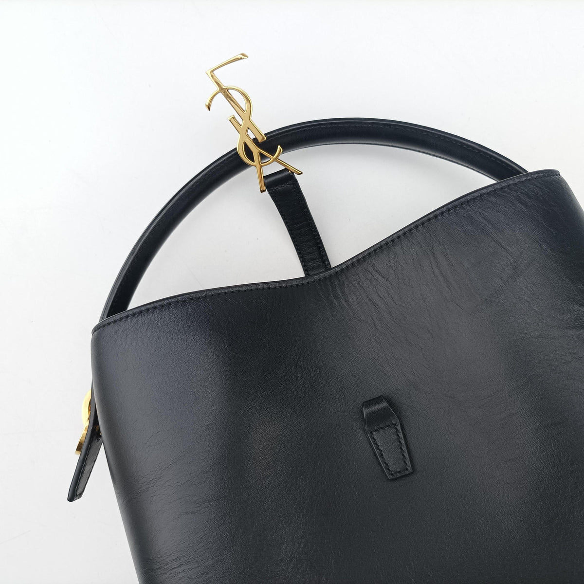 Pre-owned Yves Saint Laurent LE 37 bucket Black Leather 749036 shoulderbag | stylenewstar