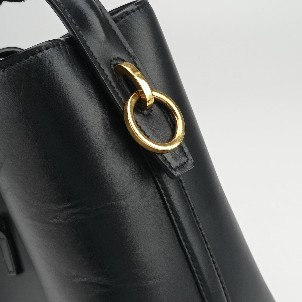 Pre-owned Yves Saint Laurent LE 37 bucket Black Leather 749036 shoulderbag | stylenewstar