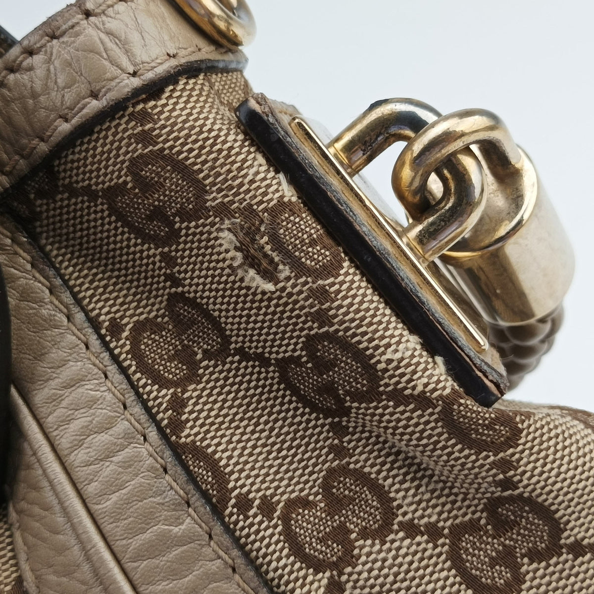 Pre-owned Gucci Bella Beige×Gold canvas×leather 282301 shoulderbag | stylenewstar